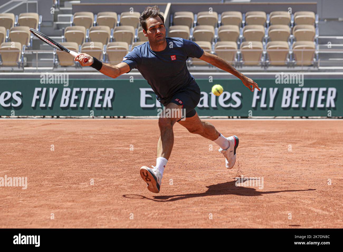 ©Sebastien Muylaert/MAXPPP - Le tennisman suisse Roger Federer a l'entrainement sur le court Philippe Chatrier a Roland Garros. Paris, 28.05.2021 - Roland Garros 2021. Stock Photo