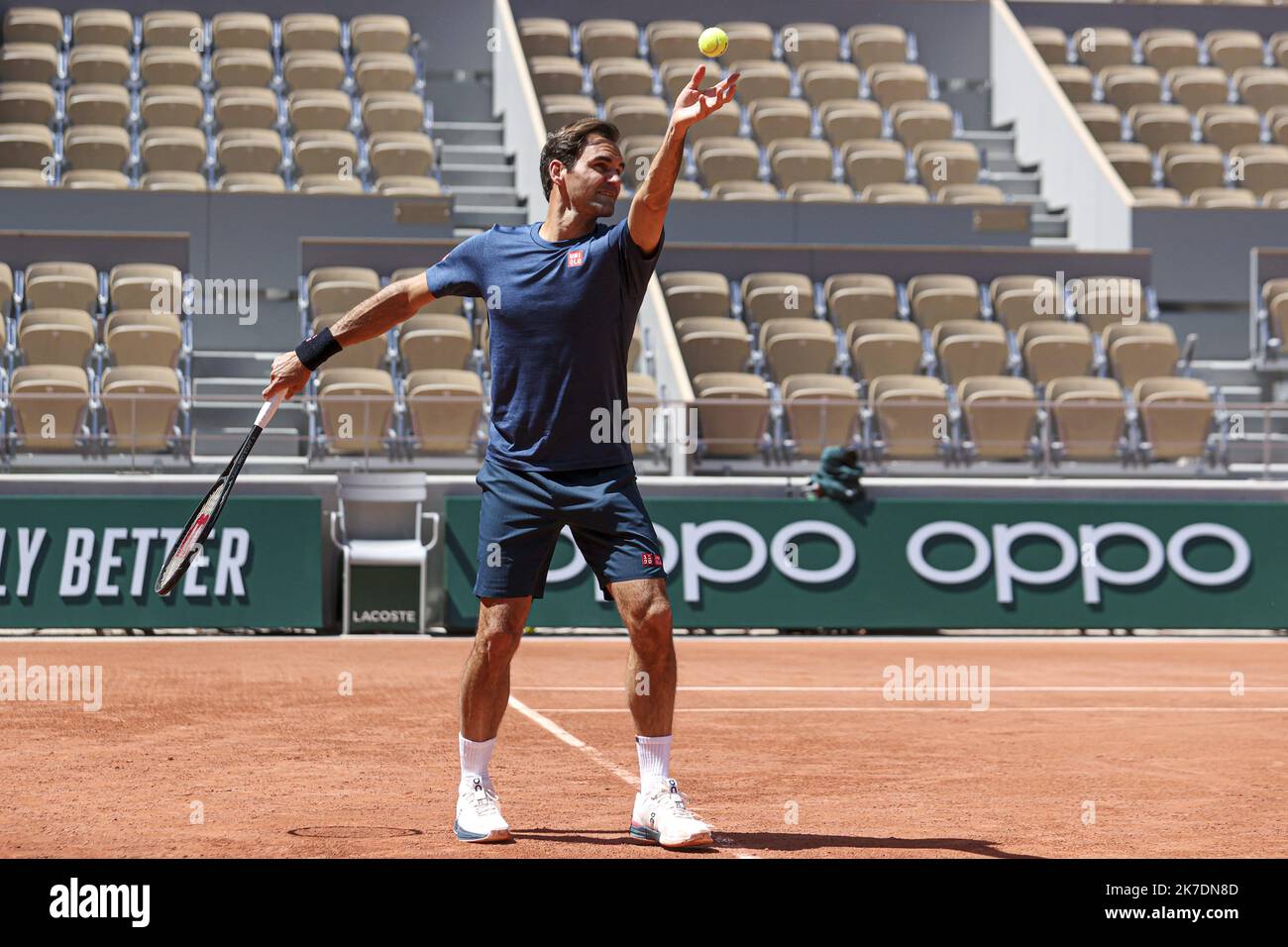 ©Sebastien Muylaert/MAXPPP - Le tennisman suisse Roger Federer a l'entrainement sur le court Philippe Chatrier a Roland Garros. Paris, 28.05.2021 - Roland Garros 2021. Stock Photo