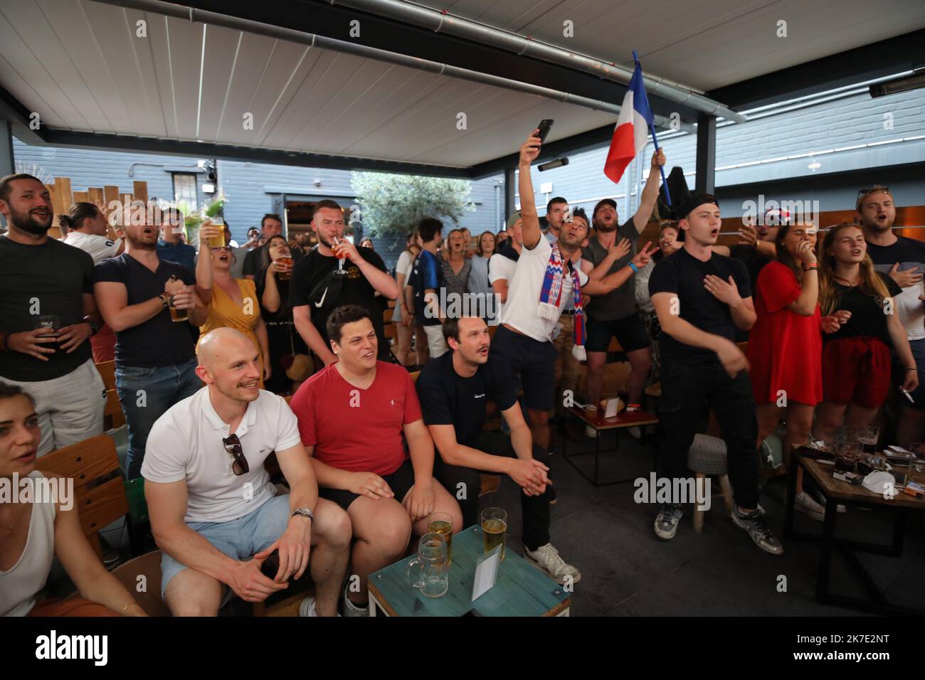 ©PHOTOPQR/LE COURRIER PICARD/Dominique Touchart ; AMIENS ; 15/06/2021 ; FOOTBALL AMBIANCE EURO FRANCE ALLEMAGNE AMIENS AU MAXIME BAR - JUNE 14TH 2021 UEFA EURO2020 FRANCE VS GERMANY television and terraces for french supporters  Stock Photo