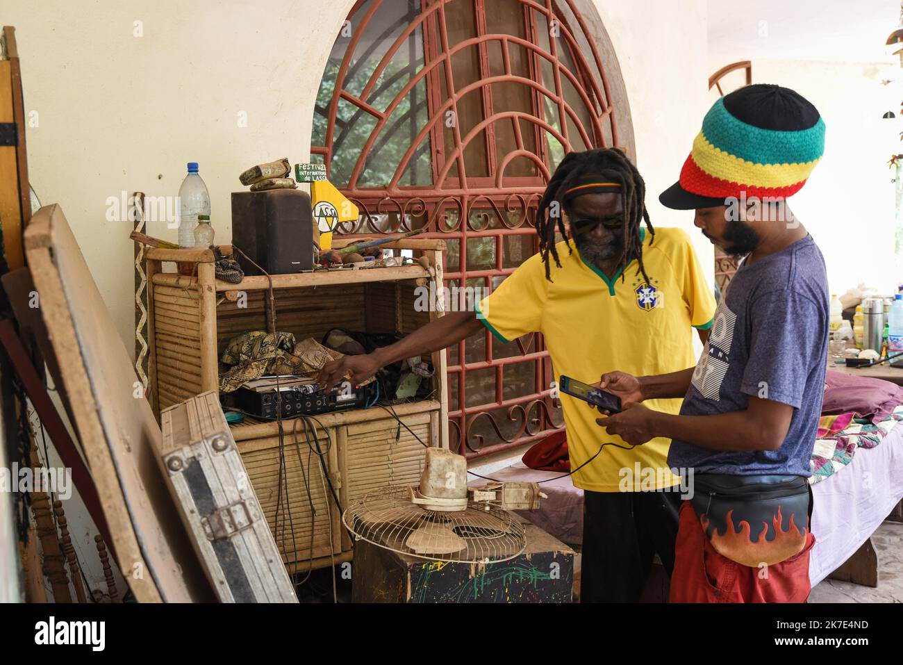 ©Nicolas Remene pour JA / Le Pict/MAXPPP - Nicolas Remene pour JA / Le Pictorium - 11/5/2021 - Mali / District de Bamako / Bamako - Lassa, Bamako (Mali) le 11 mai 2021 Ras Ballasky (Mohamed Doumbia) , et son ami Dreadlam Fallou (Lamine Bah a droite) branchent un telephone a la sono pour ecouter du reggae en ce jour anniversaire de la mort de Bob Marley. Tous deux artistes musiciens et adeptes du rastafarisme. Ce lundi matin a Lassa, dans les hauteurs de Bamako, la maison de Ras Ballasky, l'un des piliers et membre fondateur du Mouvement Rastafari du Mali dans les annees 90 est vide. Image d'un Stock Photo