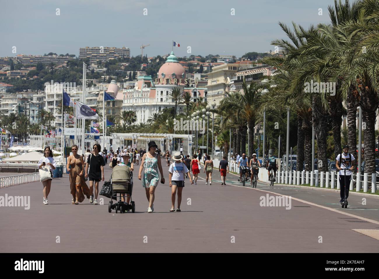 ©PHOTOPQR/NICE MATIN/Eric Ottino ; Nice ; 07/07/2021 ; Fréquentation Nice Promenade des Anglais à 12h30 Tourist on Promenade des Anglais, Nice, French Riviera on july 7th 2021 Stock Photo