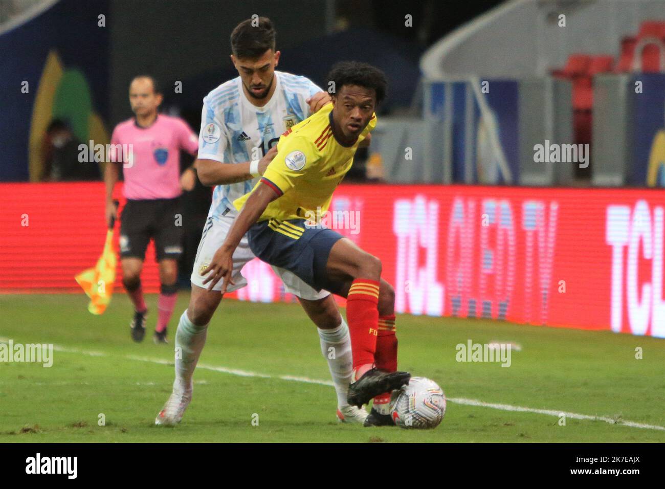 ©Laurent Lairys/MAXPPP - lJ Cuandrado of Colombia and N Gonzales of Argentina during the Copa America 2021, semi-final football match between Argentina and Colombia on July 6, 2021 at Estádio Nacional Mané Garrincha in Brasilia, Brazil photos Laurent Lairys /MAXPPP Stock Photo