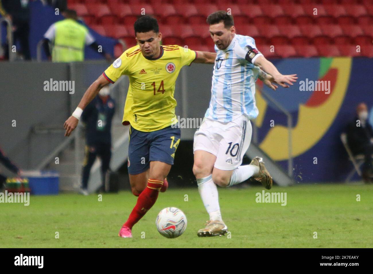 ©Laurent Lairys/MAXPPP - Lionel Messi of Argentina and L Diaz of Colombia during the Copa America 2021, semi-final football match between Argentina and Colombia on July 6, 2021 at Estádio Nacional Mané Garrincha in Brasilia, Brazil photos Laurent Lairys / MAXPPP Stock Photo