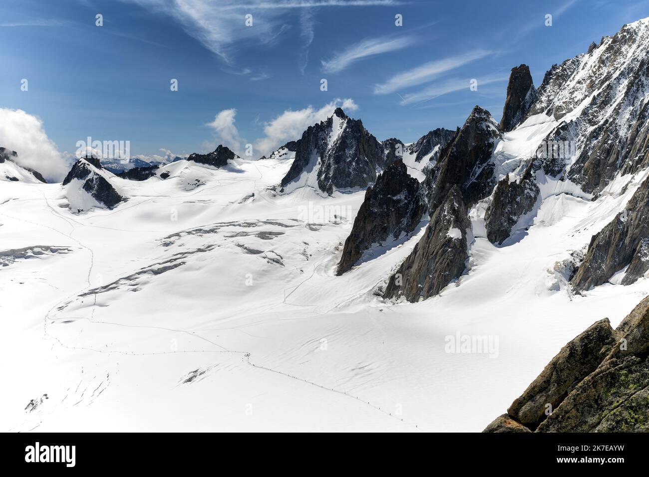 ©PHOTOPQR/LE DAUPHINE/Grégory YETCHMENIZA ; Chamonix-Mont-Blanc ; 10/07/2021 ; Grégory YETCHMENIZA / LE DAUPHINE LIBERE / Photopqr CHAMONIX-MONT-BLANC (HAUTE-SAVOIE) le 10 juillet 2021 A l'occasion du bicentenaire de la Compagnie des guides de Chamonix, est organisé la 'plus grande cordée du monde'. La Compagnie des guides de Chamonix va tenter de réunir une cordée de 200 personnes entre l'Aiguille du Midi (France)3842 mètres et la Pointe Helbronner (Italie) 3642 mètres. 6 kilomètres et 300 m de dénivelé positif, entre France et Italie. - THE COMPAGNIE DES GUIDES DE CHAMONIX IS CELEBRATING IT Stock Photo