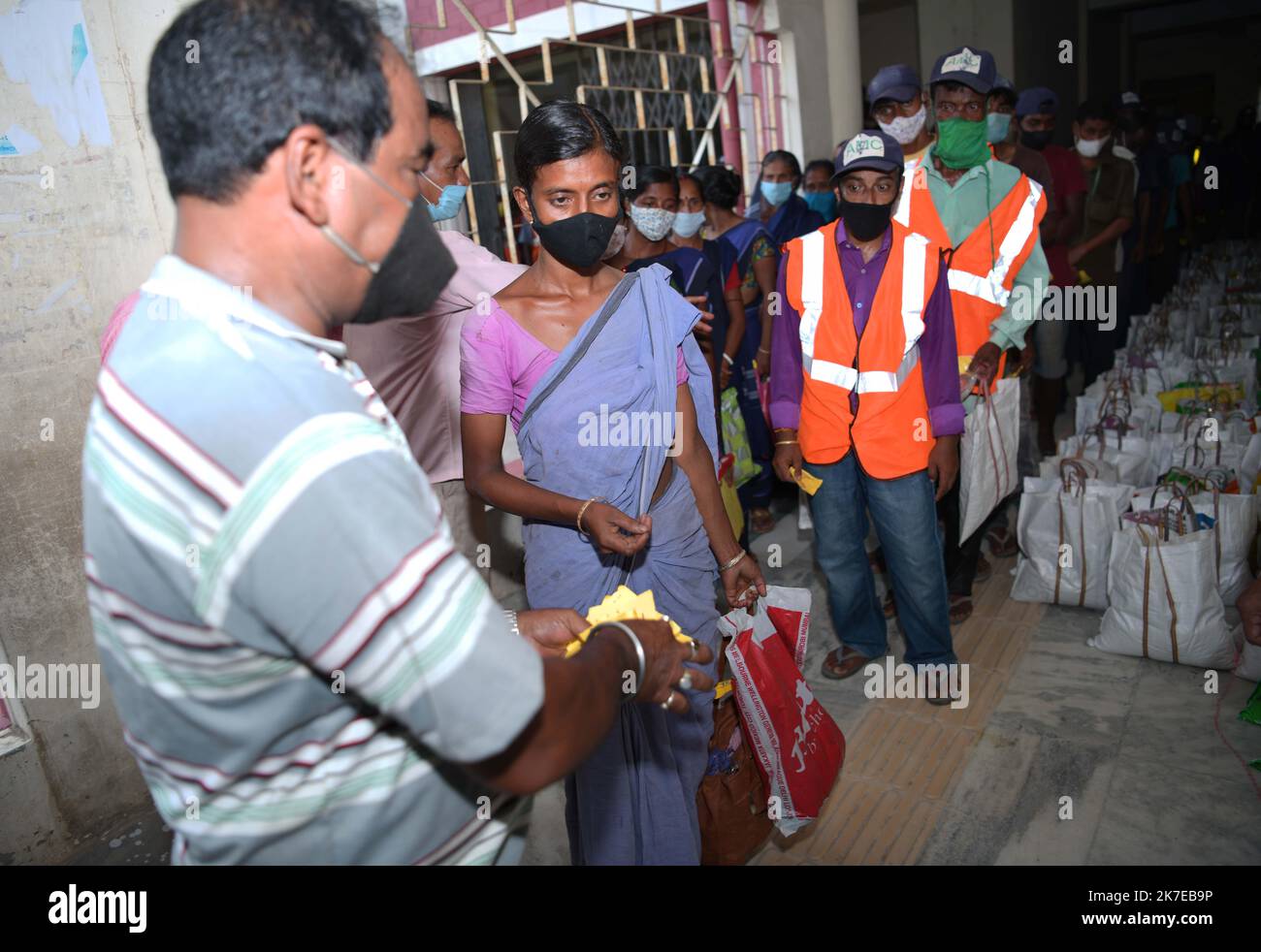 ©Abhisek Saha / Le Pictorium/MAXPPP - Abhisek Saha / Le Pictorium - 9/7/2021 - Inde / Tripura / Agartala - Le personnel de nettoyage de l'AMC (Agartala Municipal Corporation) rassemble et collecte des paquets de nourriture seche lors d'un programme de distribution organise par Tripura Rayaja Karmachari Sangha, unite PWD a Agartala. / 9/7/2021 - India / Tripura / Agartala - Cleaning staff of the Agartala Municipal Corporation (AMC) gather and collect dry food packets during a distribution programme organised by Tripura Rayaja Karmachari Sangha, PWD unit in Agartala. Stock Photo