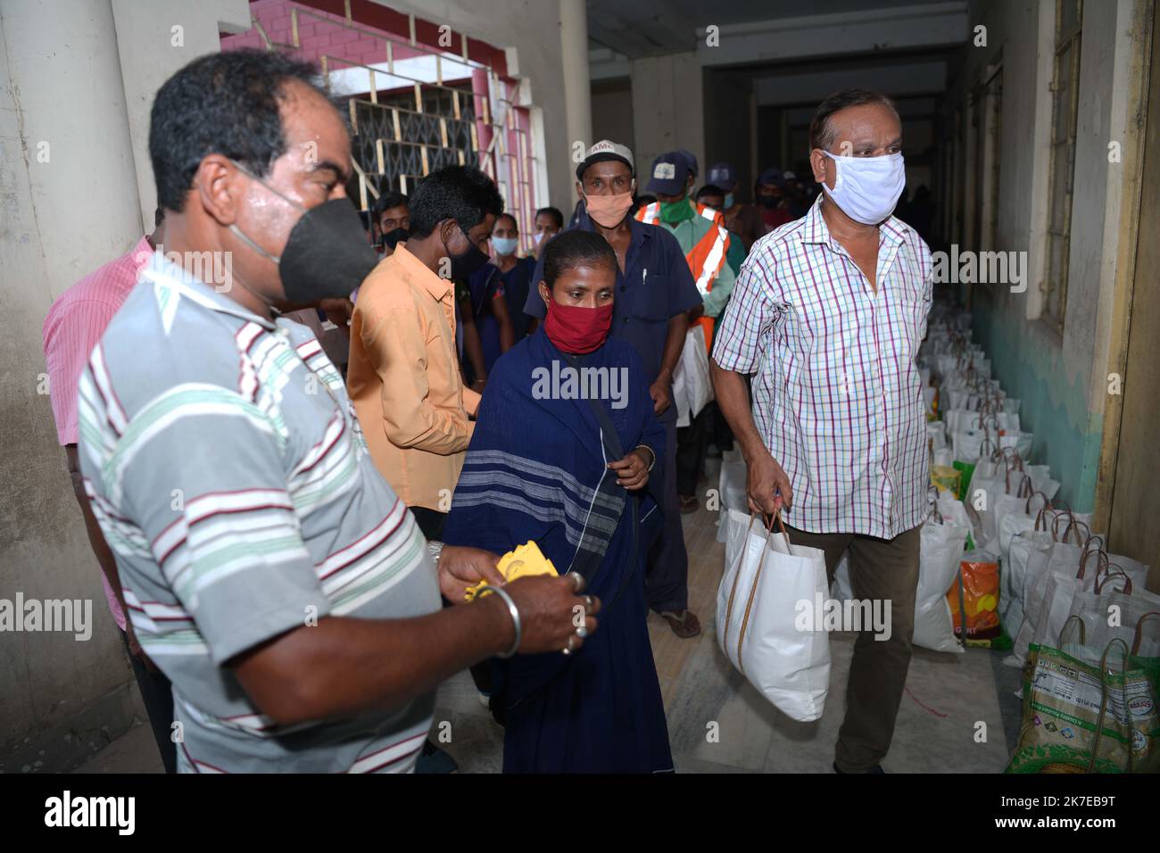 ©Abhisek Saha / Le Pictorium/MAXPPP - Abhisek Saha / Le Pictorium - 9/7/2021 - Inde / Tripura / Agartala - Le personnel de nettoyage de l'AMC (Agartala Municipal Corporation) rassemble et collecte des paquets de nourriture seche lors d'un programme de distribution organise par Tripura Rayaja Karmachari Sangha, unite PWD a Agartala. / 9/7/2021 - India / Tripura / Agartala - Cleaning staff of the Agartala Municipal Corporation (AMC) gather and collect dry food packets during a distribution programme organised by Tripura Rayaja Karmachari Sangha, PWD unit in Agartala. Stock Photo