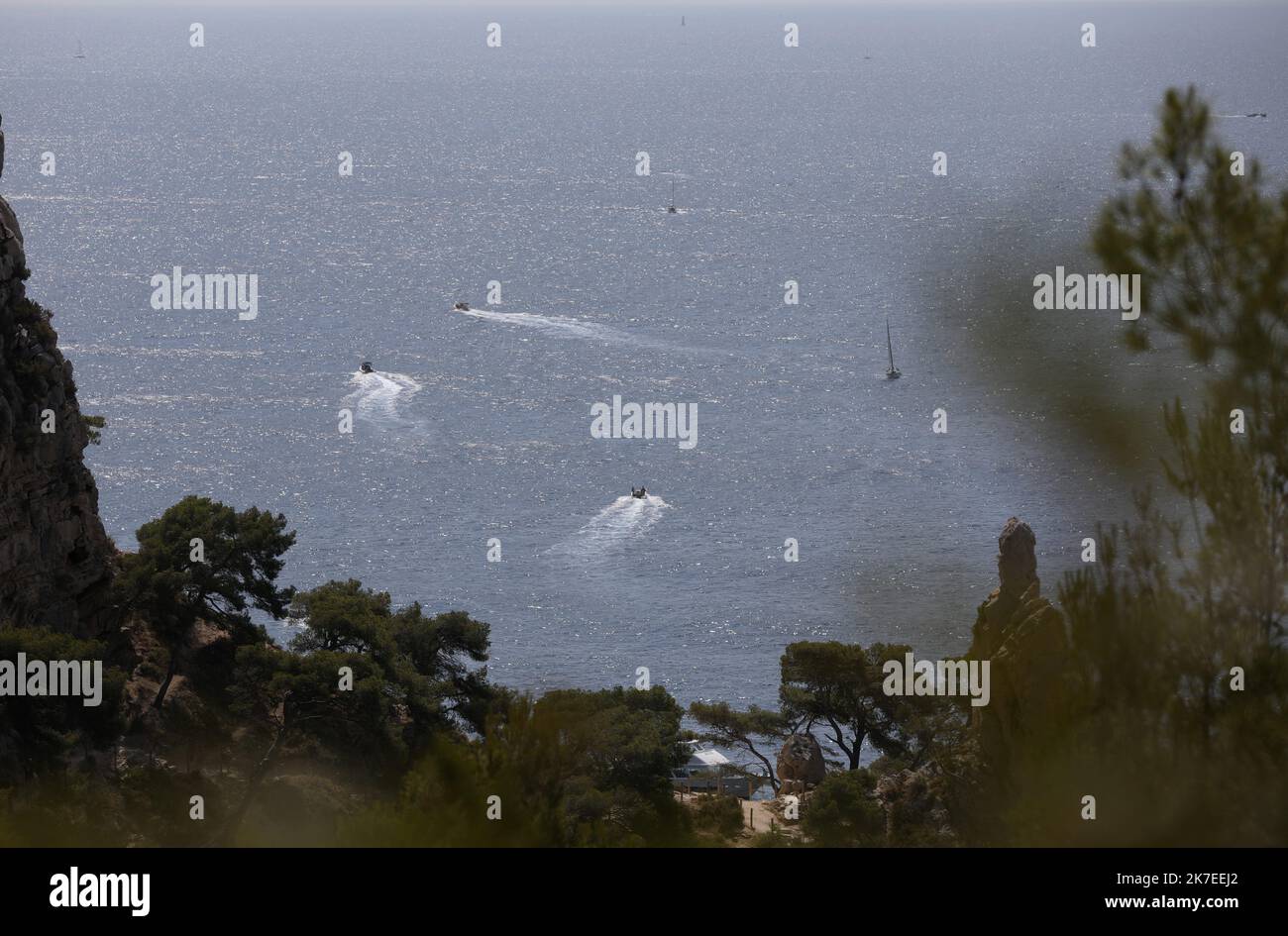 ©PHOTOPQR/LA PROVENCE/VALERIE VREL ; Marseille ; 25/07/2021 ; Reportage dans le Parc National des Calanques (PNC), au niveau de l'accès par Luminy, et decente jusqu'à la calanque de SUGITON, dont l'accès sera réglementé l'année prochaine, afin de préserver la biodiversité et la quiétude des lieux. 500 persones maximum seront autorisées à profiter de la calanque, certainement par le biais de réservations anticipées. Des agents de L'OT renseignent les passants sur les règles de bonne conduite à avoir dans le PNC et les agents de PNC font de la pédagogie sur ces lieux emblématiques. - July 25th  Stock Photo