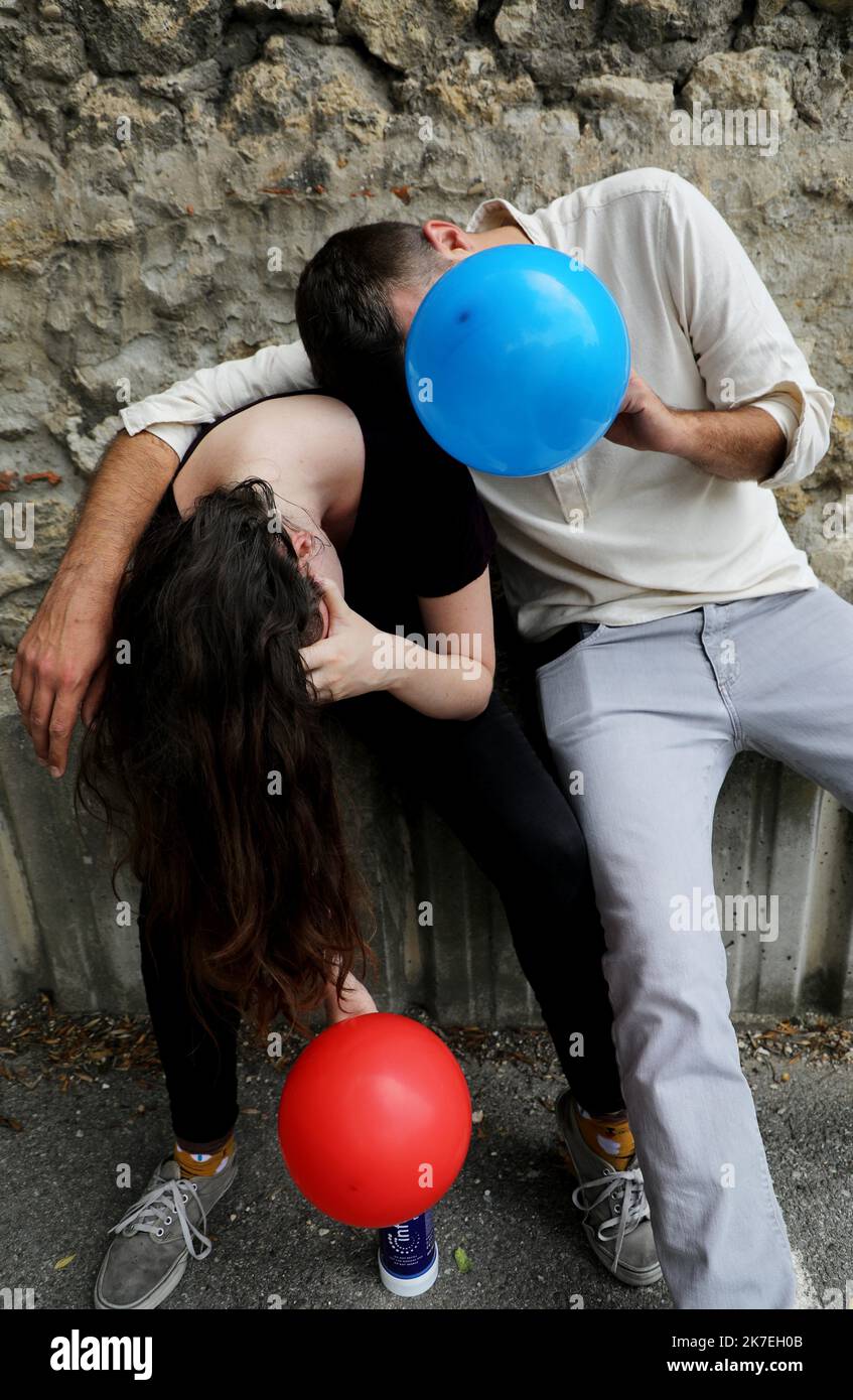 ©PHOTOPQR/LA PROVENCE/VALERIE VREL ; Marseille ; 07/08/2021 ; Le fléau des ballons gonflés au protoxyde d'azote et inhalés par les jeunes, nouvelle drogue, apparue depuis 2 à 3 ans à Marseille et partout en France.Ici dans le quartier d'Arenc, des jeunes se droguent au protoxyde d'azote, en pleine journée à la vue de tous, gaz contenu dans les bombes en vente libre dans les épiceries, qu'ils inhalent sous la forme de ballons et leur procure une euphorie passagère. Marseilles; 08/07/2021; The scourge of balloons inflated with nitrous oxide and inhaled by young people, a new drug, appeared for 2 Stock Photo