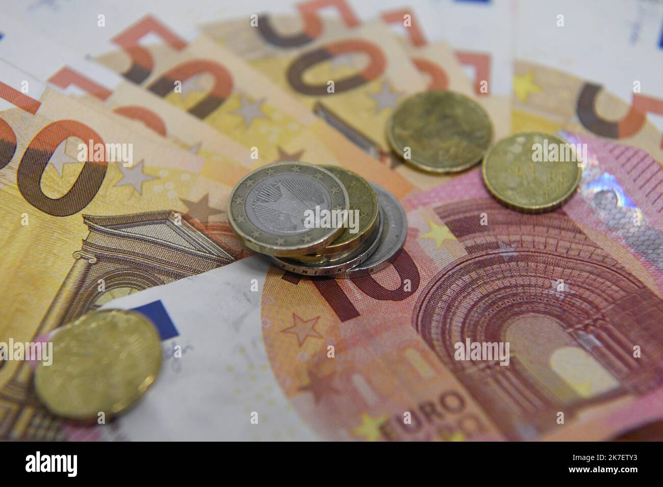 Image de l'argent Euro en pièces et billets close up Photo Stock - Alamy