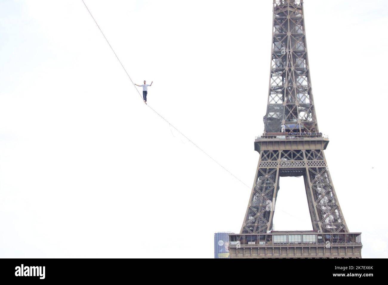 La hauteur de la tour eiffel hires stock photography and images Alamy