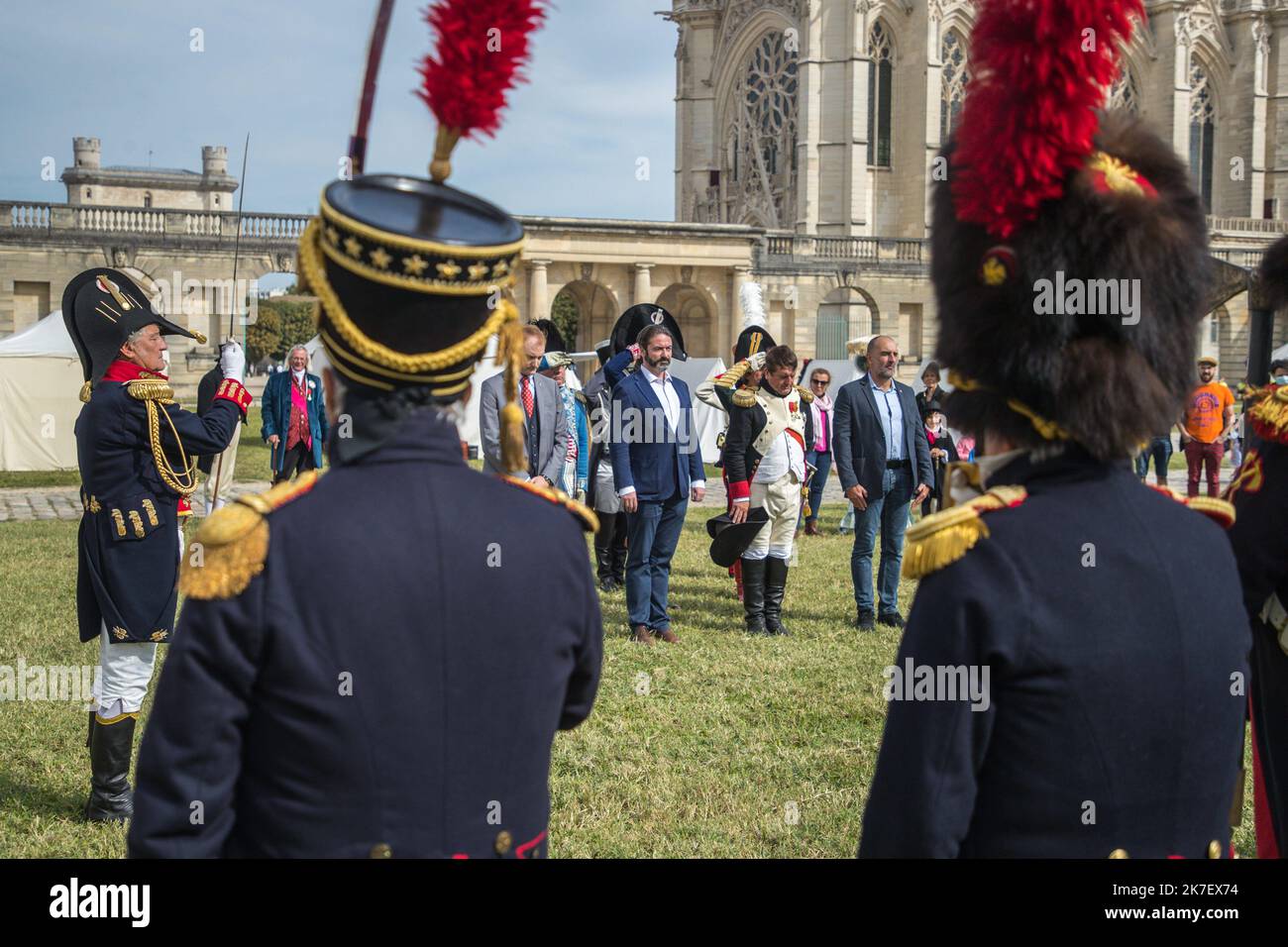 ©Christophe Petit Tesson/MAXPPP - 19/09/2021 ; VINCENNES ; FRANCE - Le Prince Joachim Murat (CG), descendant du Marechal Murat a assiste avec Jean-Gerald Larcin (CD) dans le role de Napoleon Bonaparte a une reconstitution dans la cour du Chateau de Vincennes. Dans le cadre des JEP (Journees Europeennes du Patrimoine) le service historique des Armees a invitÃ© des associations de reconstitutions historiques de la periode napoleonienne a tenir un bivouac ouvert au public dans la cour du Chateau de Vincennes. French member of the Bonaparte-Murat family, Prince Joachim Murat attends a visit with  Stock Photo