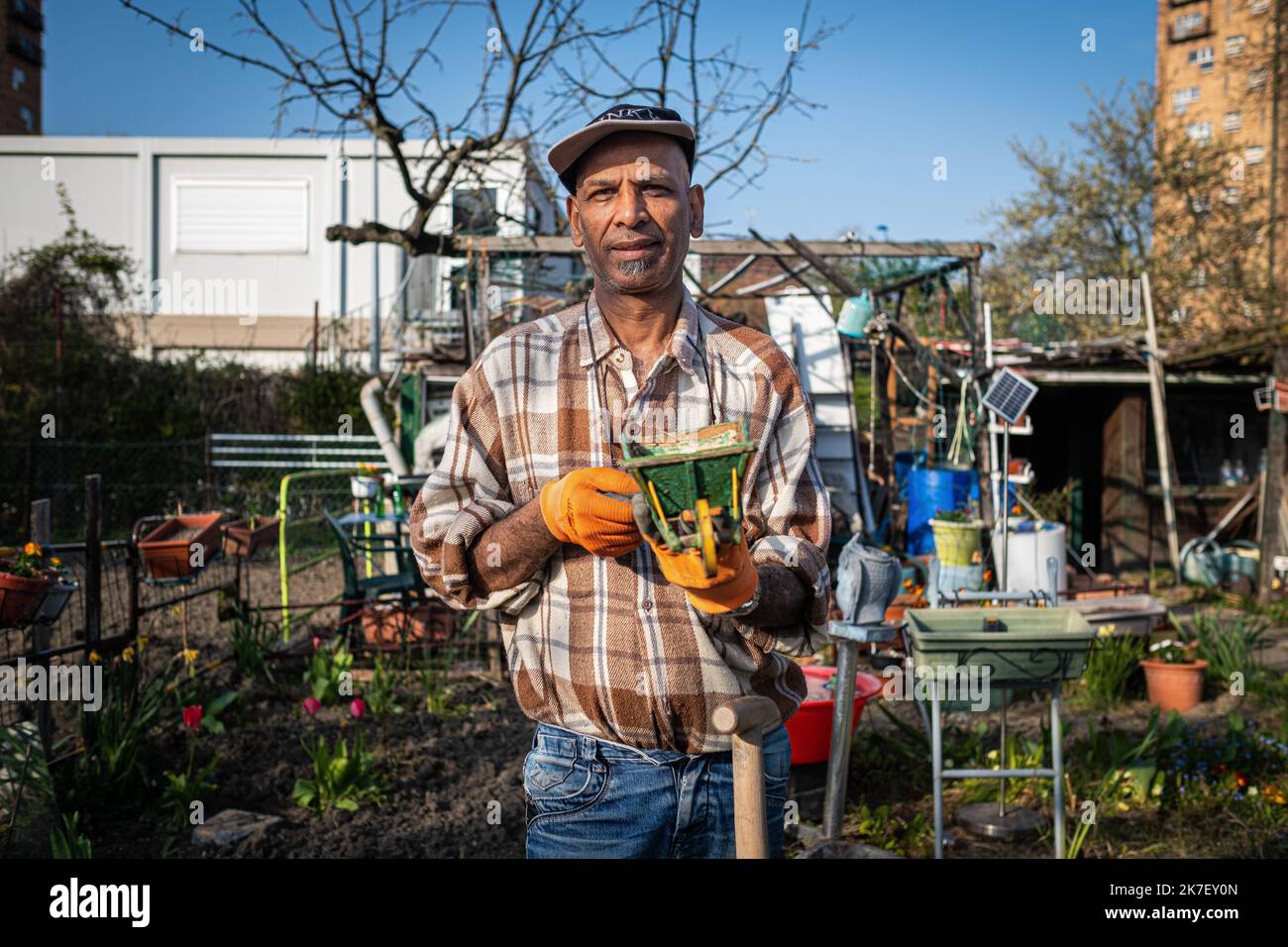 ©Olivier Donnars / Le Pictorium/MAXPPP - Olivier Donnars / Le Pictorium - 04/04/2021 - France / Ile-de-France / Aubervilliers - Ernest a obtenu son terrain il y a 5 ans. Il habite juste en face des Jardins des vertus. Pour lui, les jardins sont avant tout un lieu de convivialite ou se retrouvent beaucoup de personnes seules. Sa parcelle va etre amputee aux deux tiers. On lui a propose une autre parcelle dans les jardins de Pantin qui jouxtent les jardins des vertus. Mais il ne pourra l'exploiter que jusqu'en 2024 car un autre projet de reamenagement menace ces jardins. / 04/04/2021 - France /  Stock Photo
