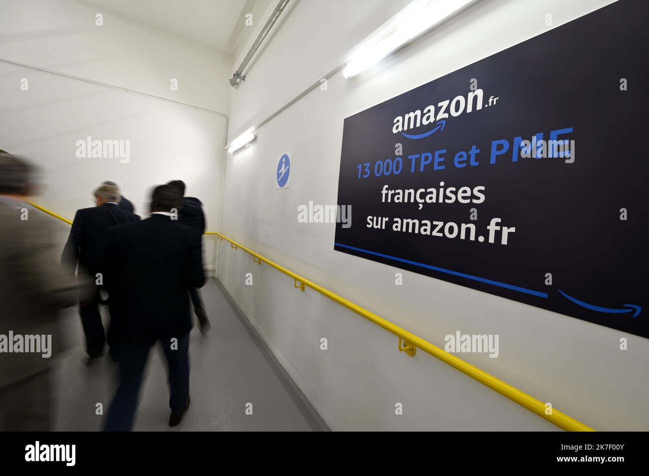 ©PHOTOPQR/L'EST REPUBLICAIN/Alexandre MARCHI ; AUGNY ; 23/09/2021 ; CENTRE DE DISTRIBUTION AMAZON AUGNY - AMAZON FRANCE LOGISTIQUE - COMMERCE EN LIGNE - INTERNET - E COMMERCE - PRODUITS EN STOCK - STOCKAGE REFERENCES - GAFAM - EMPLOI - EMPLOIS - EMBAUCHE - EMBAUCHES - RECRUTEMENTS - SAISONNIERS. Augny 23 septembre 2021. Le centre de distribution d'Amazon à Augny lors de son inauguration sur le plateau de Frescaty. PHOTO Alexandre MARCHI. - Amazon’s distribution center in Augny during its inauguration on the Frescaty plateau.  Stock Photo