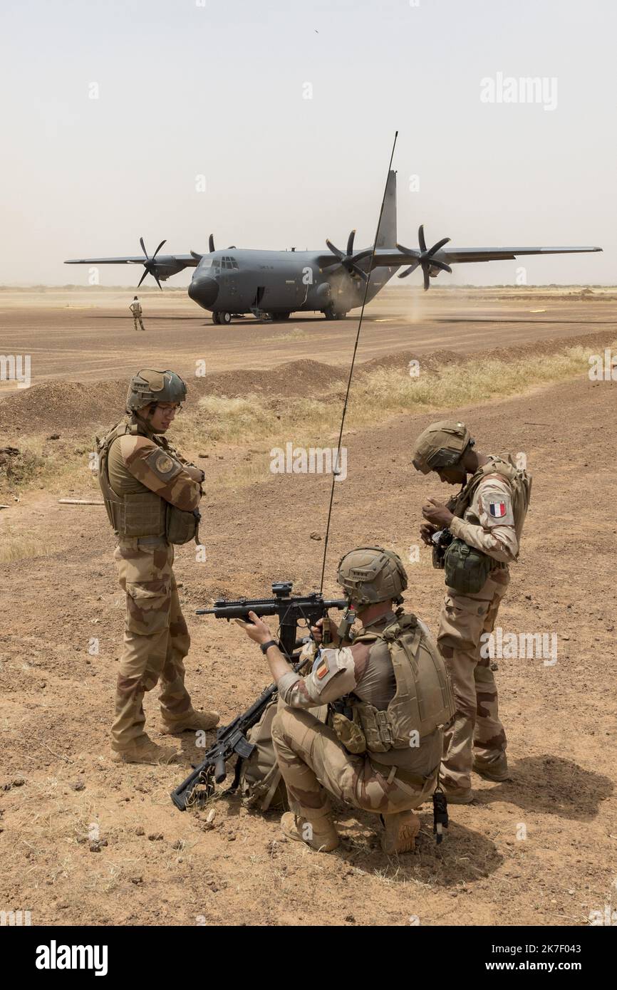 Â©PHOTOPQR/LA PROVENCE/SPEICH FrÃ©dÃ©ric ; Niamey ; 13/09/2021 ; Reportage sur l'opÃ©ration militaire Barkhane Luute contre les Groupes ArmÃ©s Terroristes (GAT) dihadistes dans la BSS (Bande Sahelo Saharienne) Menaka (MALI); 09/13/2021; Report on the military operation Barkhane and Operation Takuba (International Task Force) Fight against Jihadist Armed Terrorist Groups (GAT) in the BSS (Sahelo Saharan Band)  Stock Photo
