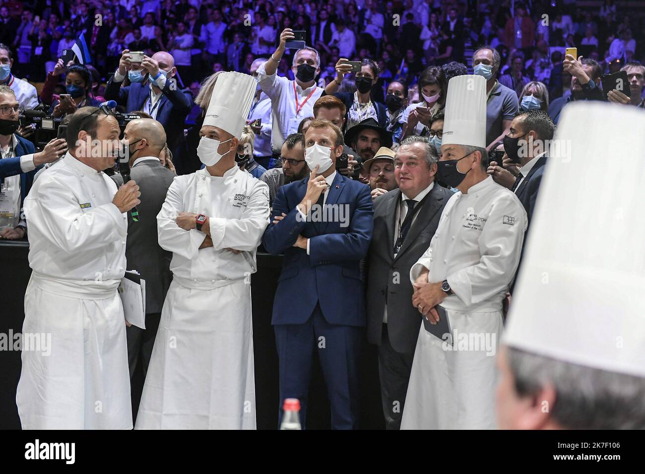 ©PHOTOPQR/LE PROGRES/Joël PHILIPPON - Chassieu 27/09/2021 - Emmanuel Macron président au SIRHA 2021. 27 septembre 2021 -Ici avec Jérôme Bocuse, Régis Marcon, Olivier Ginon et Guillaume Gomez. Emmanuel Macron président au SIRHA 2021 - French Presiden Emmanuel Macron. Stock Photo