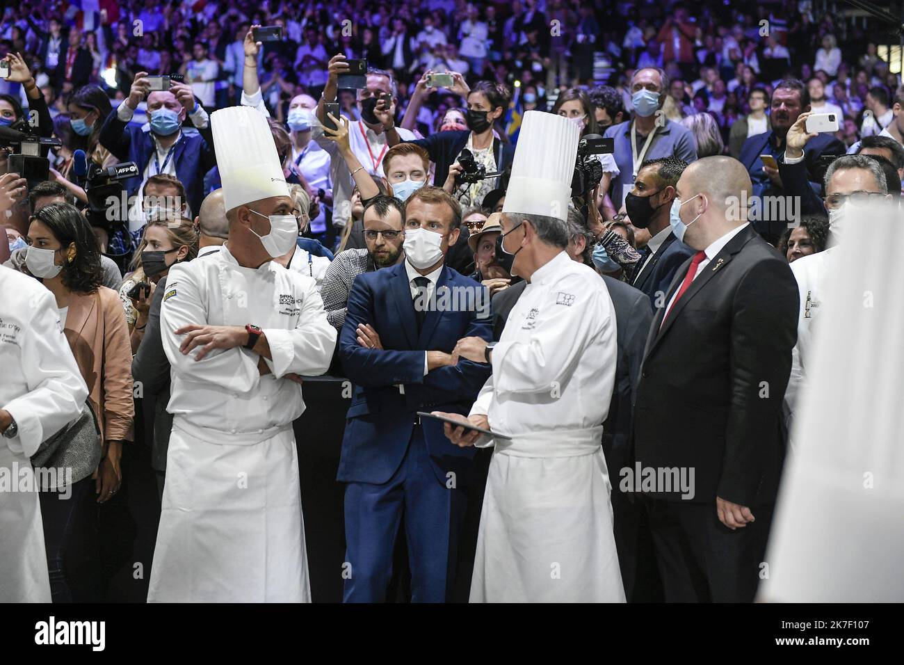 ©PHOTOPQR/LE PROGRES/Joël PHILIPPON - Chassieu 27/09/2021 - Emmanuel Macron président au SIRHA 2021. 27 septembre 2021 -Ici avec Jérôme Bocuse, Régis Marcon, Olivier Ginon et Guillaume Gomez. Emmanuel Macron président au SIRHA 2021 - French Presiden Emmanuel Macron. Stock Photo