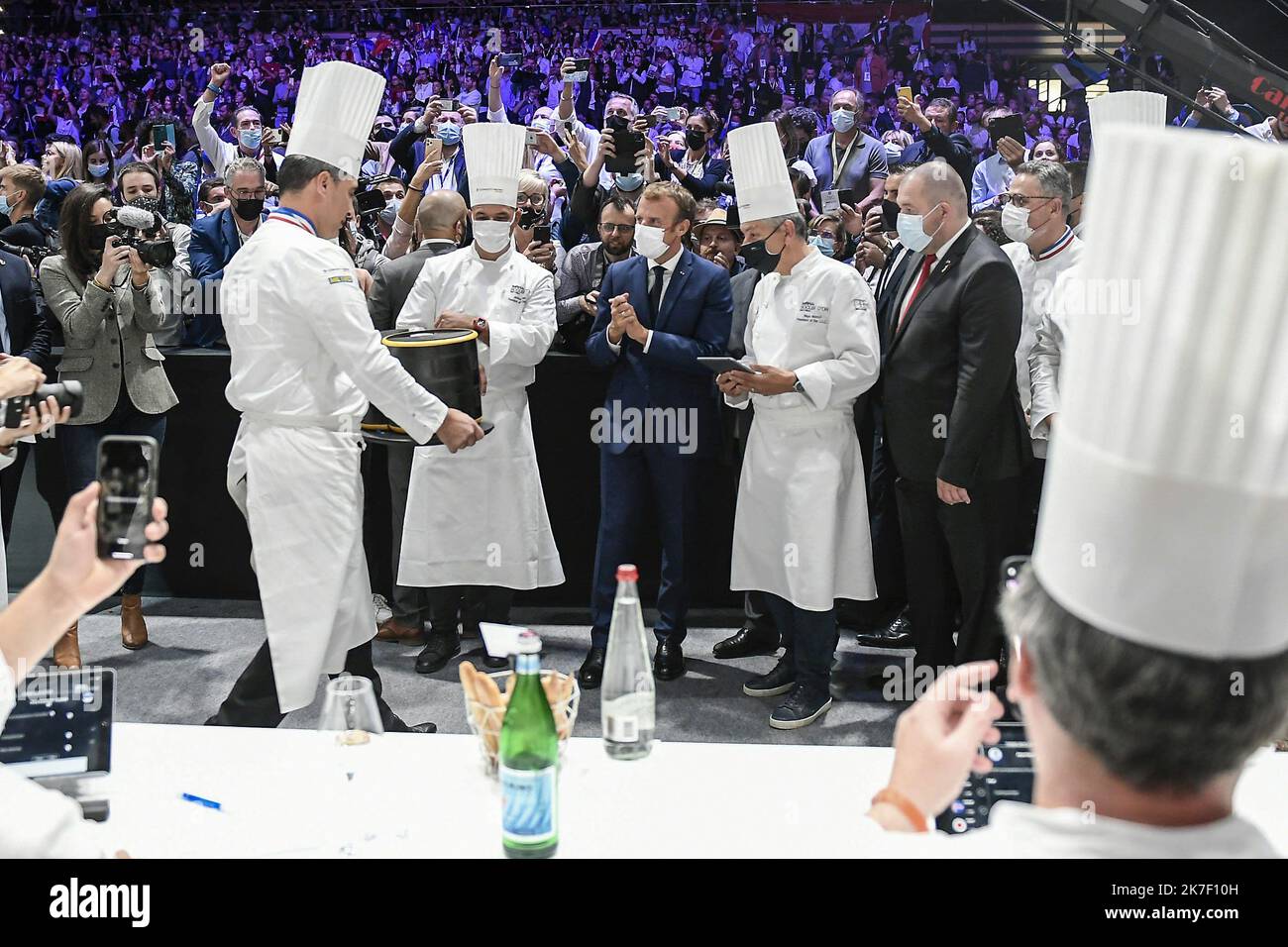 ©PHOTOPQR/LE PROGRES/Joël PHILIPPON - Chassieu 27/09/2021 - Emmanuel Macron président au SIRHA 2021. 27 septembre 2021 -Ici la présentation du deuxième plat de Davy Tissot au président avec Jérôme Bocuse, Régis Marcon, Olivier Ginon et Guillaume Gomez. Emmanuel Macron président au SIRHA 2021 - French Presiden Emmanuel Macron. Stock Photo