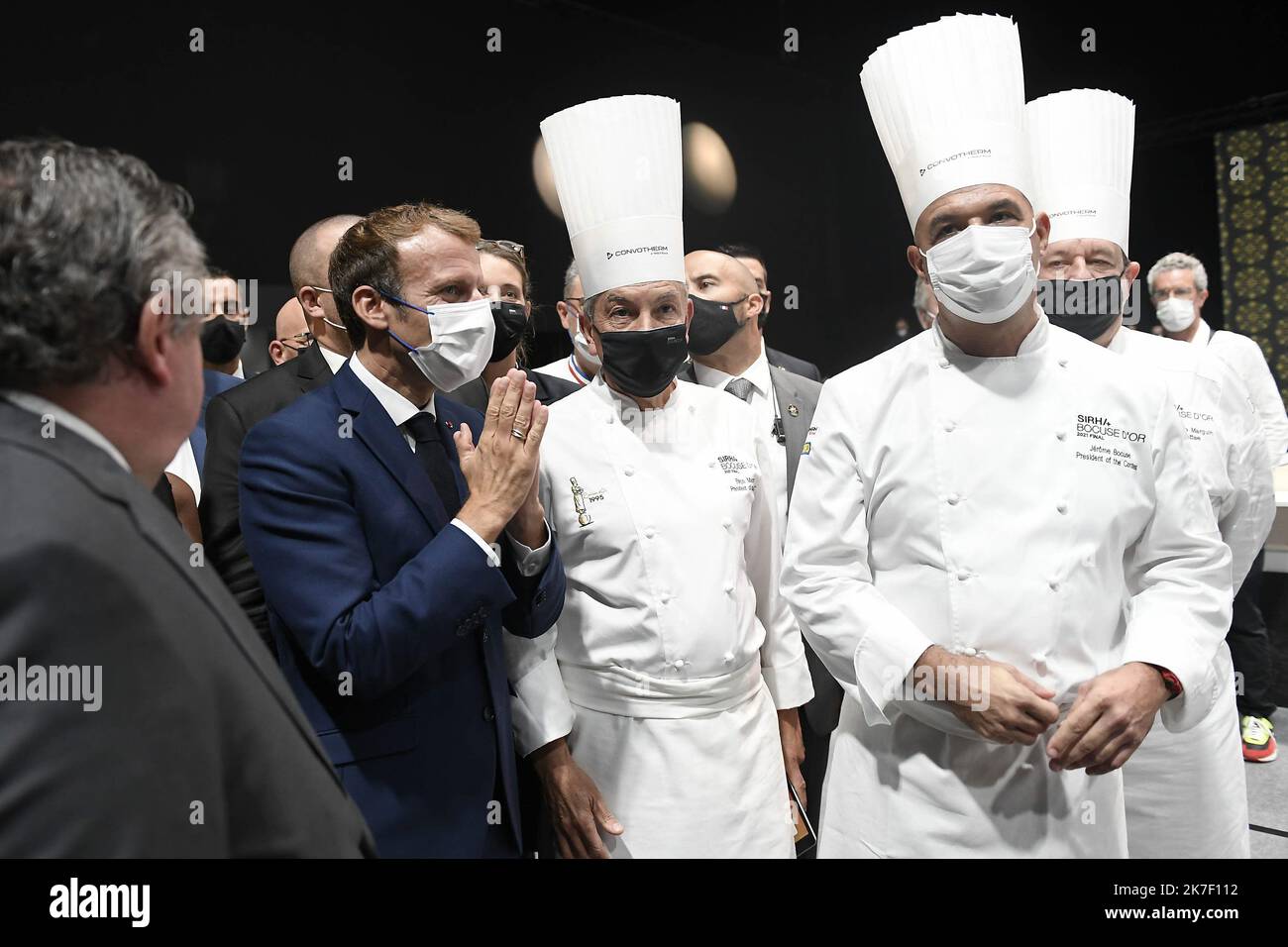 ©PHOTOPQR/LE PROGRES/Joël PHILIPPON - Chassieu 27/09/2021 - Emmanuel Macron président au SIRHA 2021. 27 septembre 2021 -Ici avec Jérôme Bocuse, Régis Marcon, Olivier Ginon et Guillaume Gomez. Emmanuel Macron président au SIRHA 2021 - French Presiden Emmanuel Macron. Stock Photo