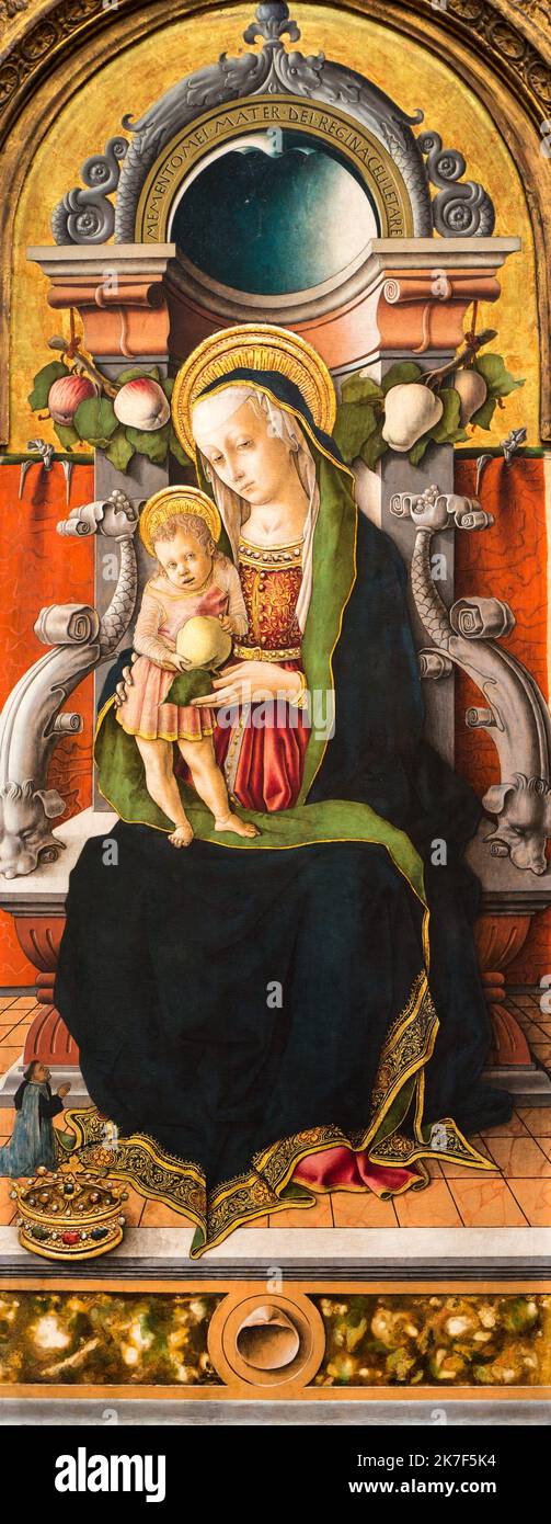 ©Active Museu/MAXPPP - ActiveMuseum 0000985.jpg / La Virerg et l'Enfant entouree des Donateurs, 1470 - Carlo Crivelli - Madonna and Child Enthroned with Donors 1470 - / Carlo Crivelli / La Virerg et l'Enfant entouree des Donateurs, 1470 - Carlo Crivelli - Madonna an Active Museum / Le Pictorium Apple ,Baby ,Catholic religion ,Child ,Crown ,donators ,Renaissance ,Sitting (to be) ,Throne ,Vertical ,Virgin and Child ,Woman ,Jesus Christ ,Mary (mother of Jesus) ,XVth century ,Carlo Crivelli ,? La Virerg et l'Enfant entouree des Donateurs ,1470 - Carlo Crivelli - Madonn ? ,  Stock Photo