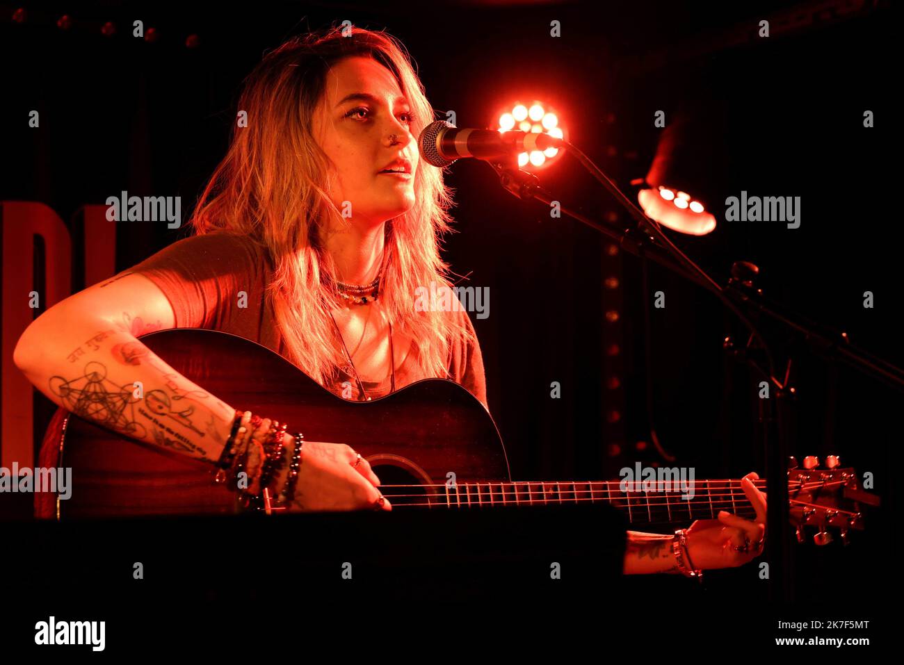 ©PHOTOPQR/LE PARISIEN/Delphine Goldsztejn ; Paris ; 05/10/2021 ; Paris Jackson, la fille de Michael Jackson, donne son tout premier concert parisien. Le Pop-Up, 14 Rue Abel, 75012 Paris Le 05/10/2021 Photo : Delphine Goldsztejn Paris Jackson's concert in Paris on October 5, 2021  Stock Photo