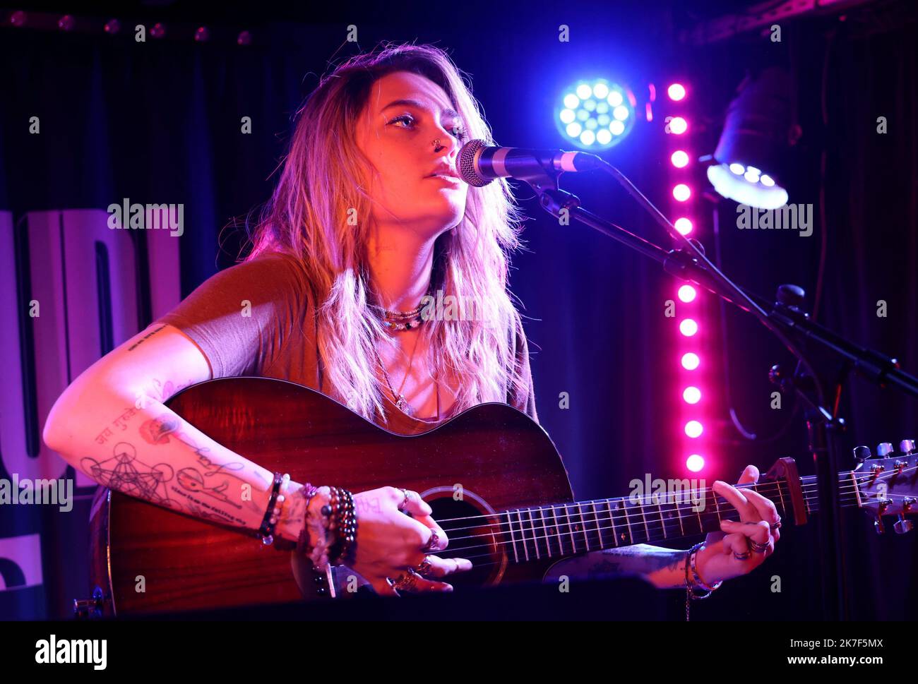 ©PHOTOPQR/LE PARISIEN/Delphine Goldsztejn ; Paris ; 05/10/2021 ; Paris Jackson, la fille de Michael Jackson, donne son tout premier concert parisien. Le Pop-Up, 14 Rue Abel, 75012 Paris Le 05/10/2021 Photo : Delphine Goldsztejn Paris Jackson's concert in Paris on October 5, 2021  Stock Photo