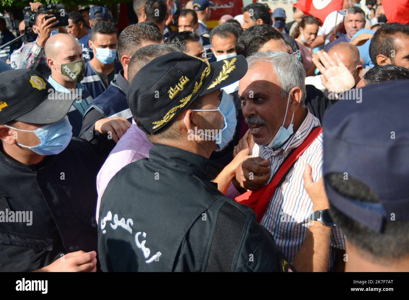 ©Yassine Mahjoub/MAXPPP - Several hundred people, including many pro-Islamists, from the Ennahdha party and their allies demonstrated on Sunday in Tunis at Avenue Habib Bourguiba against the decisions taken by President Kais Saied who took full powers on July 25, and that they consider a coup d'etat chanting slogans for a return to the 'legitimacy' of power according to them. photo: Yassine Mahjoub Stock Photo