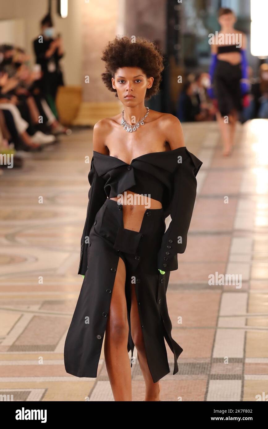 fashion show dress malfunction Jourdan Dunn Had a Wardrobe Malfunction at the 2018 Met Gala