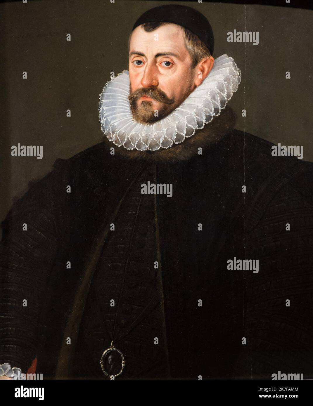 ©Active Museu/MAXPPP - ActiveMuseum 0003634.jpg / Portrait de Sir Francis Walsingham, 1585 - / John de Critz the Elder / Peinture Active Museum / Le Pictorium Brown background ,Ceremonial costume ,Close-medium shot ,Direct look ,Espionage ,Hat ,Moustache ,Ruff ,Secretary () ,Vertical ,Francis Walsingham ,16th century ,John of Critz the Elder ,Painting ,  Stock Photo