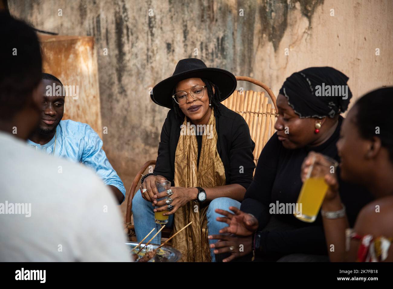 ©Nicolas Remene / Le Pictorium/MAXPPP - Ami Yerewolo (Chapeau noir) lors d'une petite fete organisee avec quelques ami(e)s  autour d'un barbecue dans le quartier de Korofina a Bamako au Mali, le 14 mai 2021. Stock Photo