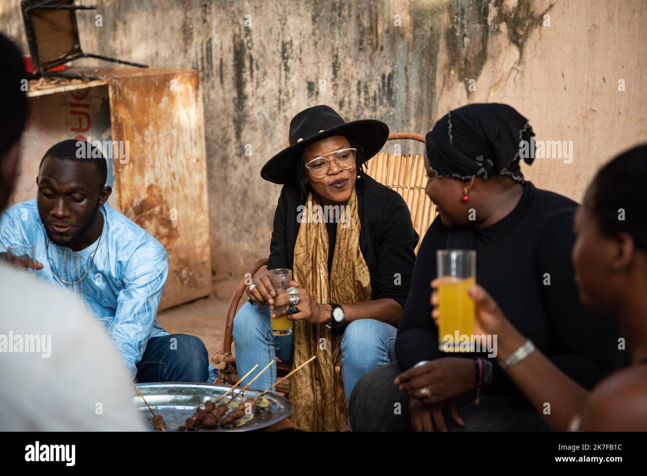 ©Nicolas Remene / Le Pictorium/MAXPPP - Ami Yerewolo (Chapeau noir) lors d'une petite fete organisee avec quelques ami(e)s  autour d'un barbecue dans le quartier de Korofina a Bamako au Mali, le 14 mai 2021. Stock Photo