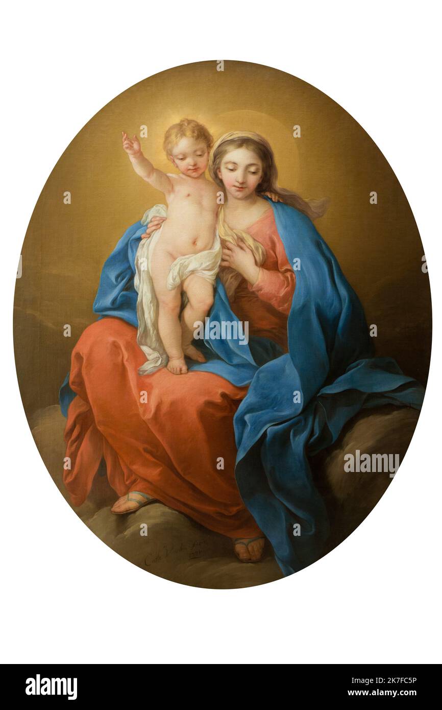 ©Active Museu/MAXPPP - ActiveMuseum 0006105.jpg / La vierge a l'enfant / Carle van Loo / Peinture Active Museum / Le Pictorium Aureola (Religion) ,Blue ,Child in one's arms ,Drape ,full length shot ,hand-high ,ocher background ,Oval ,Red dress ,Seated women ,Vertical ,Virgin and Child ,Jesus Christ ,Mary (mother of Jesus) ,18th century ,Carle van Loo ,Painting ,  Stock Photo