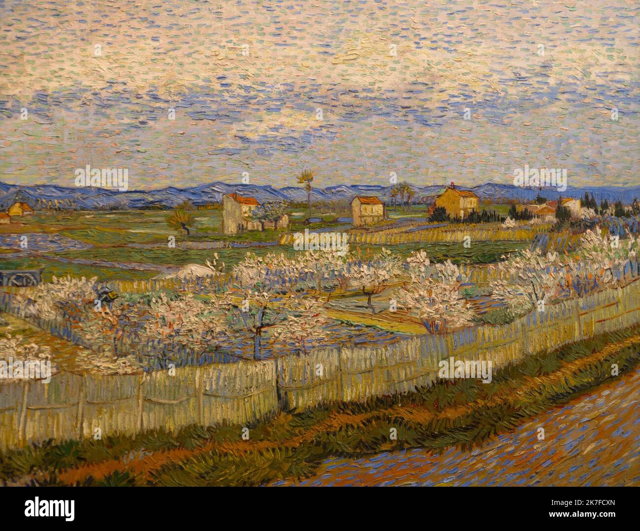 ©Active Museu/MAXPPP - ActiveMuseum 0006333.jpg / Pecher fleurit Il s'agit des dernieres vues de van Gogh des environs d'Arles qu'il a souvent peint depuis qu'il s'est installe au sud de la France, en 1888. 1889 - / Vincent van Gogh / Peinture Active Museum / Le Pictorium Blue sky ,Fence ,Flower ,Horizontal ,Landscape ,Mountain ,Peach tree ,Plain ,Postimpressionism ,River (small) ,Sky ,Arles ,Bouches-du-Rhone ,Europe ,France ,Provence-Alpes-Cote d'Azur ,Western Europe ,19th century ,Van Gogh ,Painting ,  Stock Photo