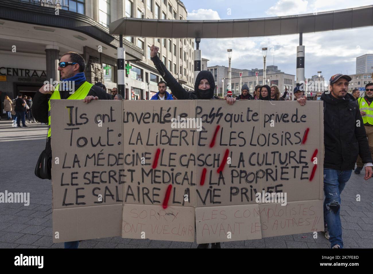 ©Nicolas Landemard / Le Pictorium/MAXPPP - Une centaine de personnes se sont reunies ce jour pres de la Gare Centrale a l'appel du mouvement Rupture et Renouveau pour protester contre le pass sanitaire ou Covid Safe Ticket mis en place par les autorites dans la capitale belge. Stock Photo