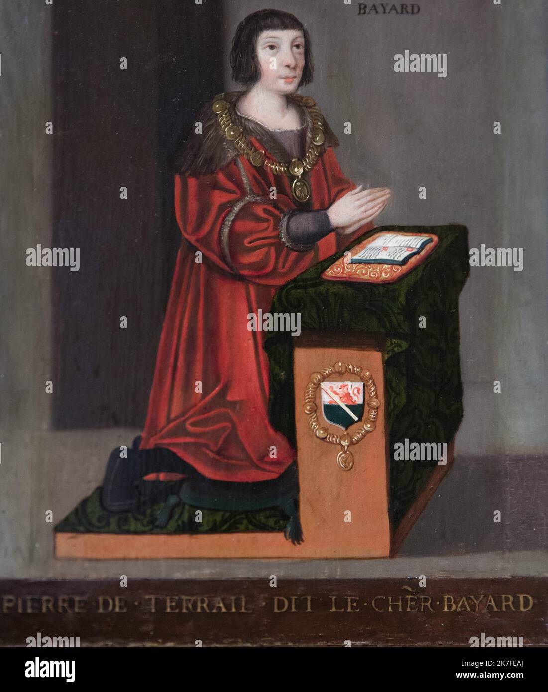 ©Active Museu/MAXPPP - ActiveMuseum 0006623.jpg / Pierre du Terrail, seigneur de Bayard (1475-1524) / Ecole francaise XVIs / Peinture Active Museum / Le Pictorium Bible ,Cape ,Coat of arms ,Fur ,Grey background ,Hand clasped ,Lord ,Man kneeling ,Prayer ,Red ,Vertical ,Writing ,Bayard ,16th century ,French school of the XVIs ,Painting ,  Stock Photo