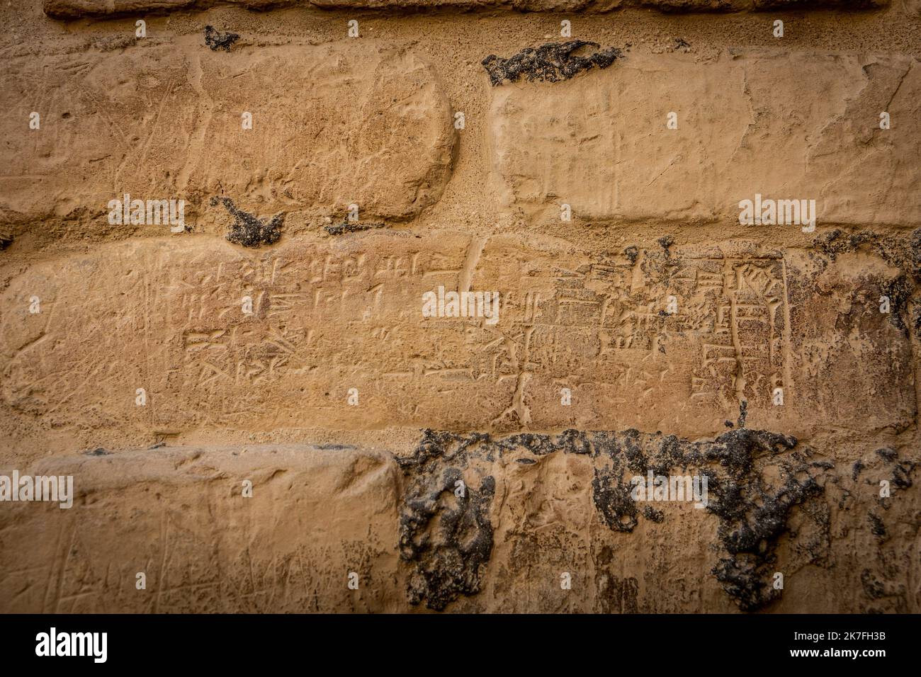 ©Sadak Souici / Le Pictorium/MAXPPP - Des inscriptions en forme de clous tracees dans l'argile fraiche avec la pointe d'un roseau taille en biseau (comme ici sur le site d'Eridou) : c'est ainsi qu'est ne le cuneiforme, la plus ancienne forme d'ecriture, il y a plus de 5 000 ans dans le sud de l'Irak. Babylone etait une ville antique de Mesopotamie. C'est aujourd'hui un site archeologique majeur qui prend la forme d'un champ de ruines incluant des reconstructions partielles dans un but politique ou touristique. Stock Photo