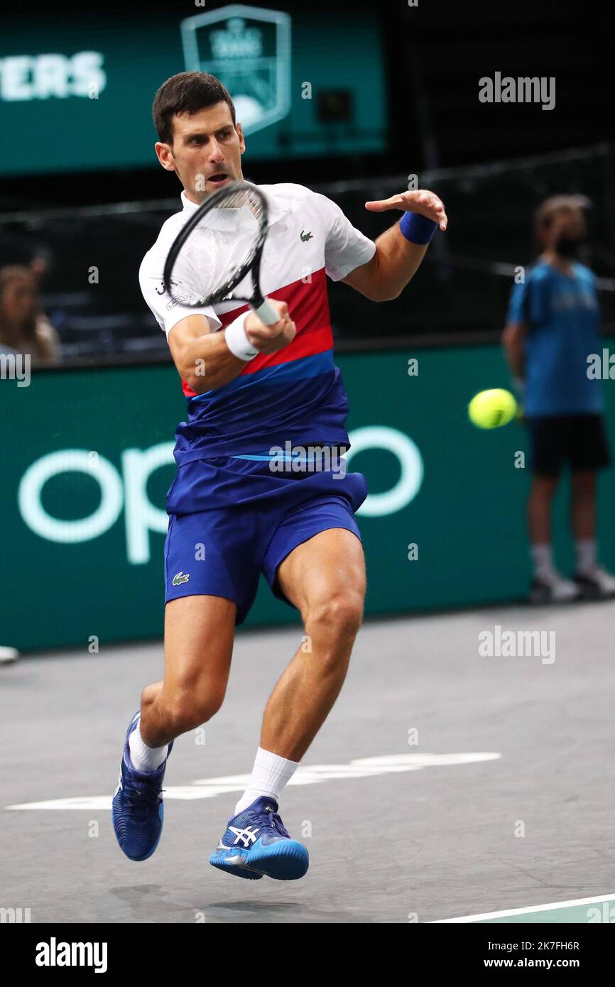 Thierry Larret/Maxppp. Tennis. Rolex Paris Masters. Accorhotels Arena,  Paris (75), le 6 novembre 2021. Demi-finale Novak DJOKOVIC (SRB) vs Hubert  HURKACZ (POL Stock Photo - Alamy