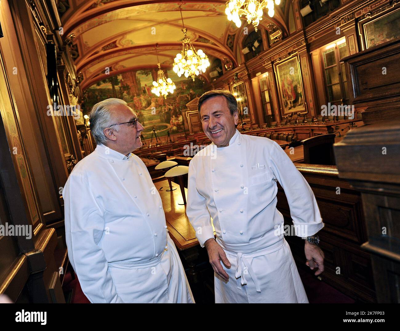 ©PHOTOPQR/LE PROGRES/GUIOCHON STEPHANE - 23/11/2021. le Lyonnais Daniel Boulud sacré « meilleur restaurateur » du monde ARCHIVES 23/11/2021. the French Chef Daniel Boulud named “best restaurateur” in the world A LYON DANS LES SALONS DE L'HOTEL DE VILLE LE REPAS DES PLUS GRANDS CHEFS DU MONDE A L'OCCASION DU SIRHA ICI ALAIN DUCASSE ET DANIEL BOULUD The SIRHA in Lyon (center of France) A gathering of perspectives and the participation of world-renowned participants: the greatest chefs, leaders of international organisations, directors from major restaurant chains, the food service industry and  Stock Photo