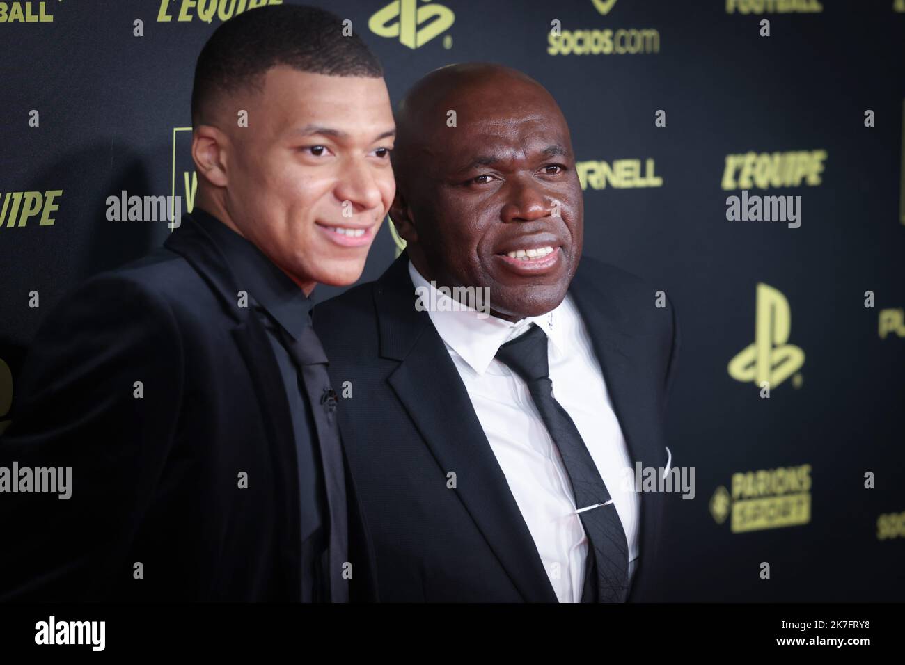 ©PHOTOPQR/LE PARISIEN/Fred Dugit ; Paris ; 29/11/2021 ; Sport Théâtre du Chatelet (Paris 1er), le 29 novembre 2021 Cérémonie du Ballon d'Or Kylian Mbappé et son père Wilfried Mbappé Photo LP / Fred Dugit  Stock Photo