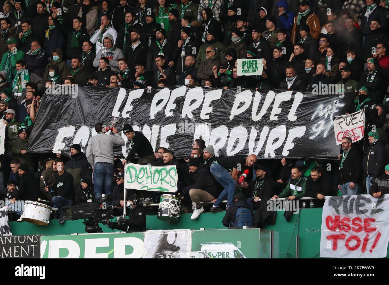 Thierry Larret / MAXPPP. Football Ligue 1 Uber Eats. Association Sportive de Saint-Etienne vs Stade Rennais Football Club. Le 5 decembre 2021, Stade Geoffroy-Guichard, Saint-Etienne (42). SUPPORTERS ULTRA Stock Photo