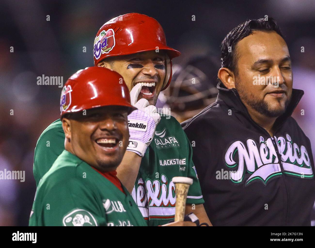 Joey Meneses de los Tomateros de Culiacan de Mexico señala un cimmilli ...