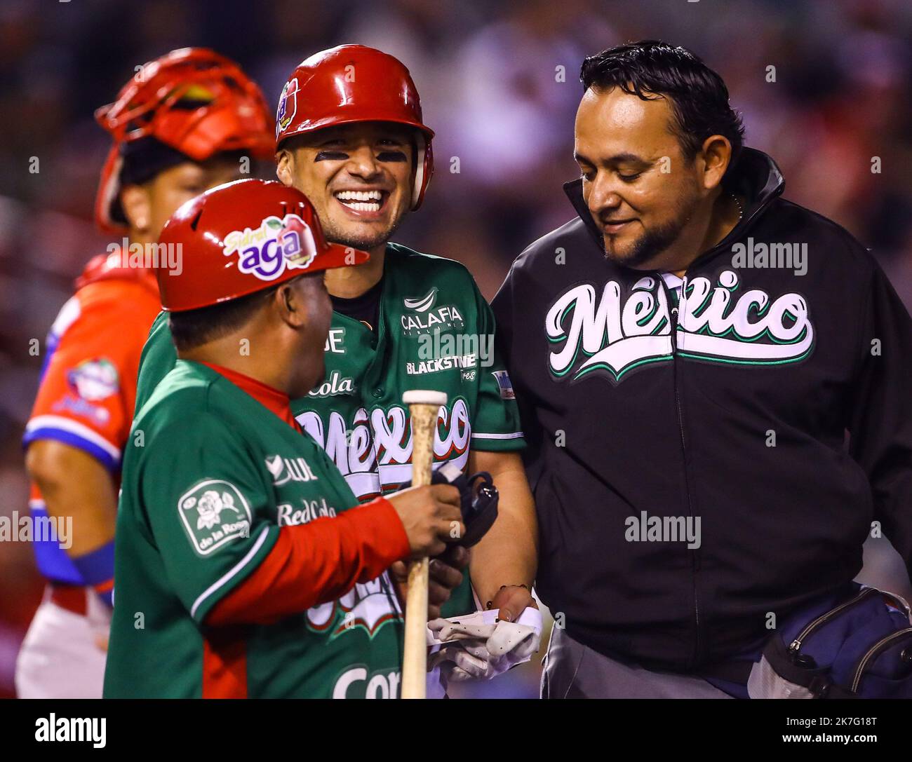 Joey Meneses de los Tomateros de Culiacan de Mexico señala un cimmilli ...