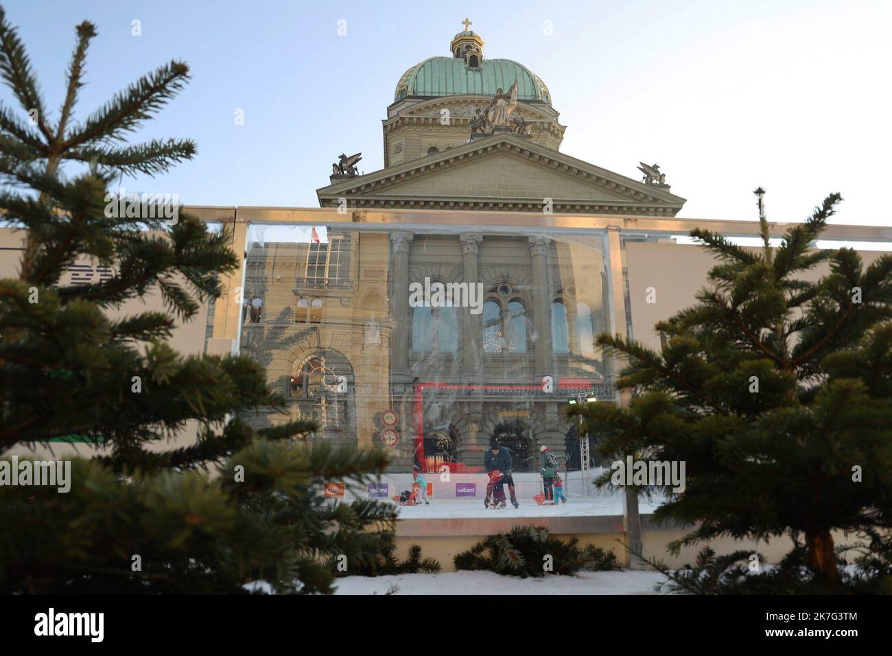 ©francois Glories/MAXPPP - Since the end of the year and during the whole month of January, an ephemeral ice rink has been installed on the 'Bundesplatz' (federal square) in front of the Swiss Parliament building and the 'Schweizerische Nationalbank' (Swiss National Bank) for young and old. Switzerland Bern. January 13, 2022. Stock Photo
