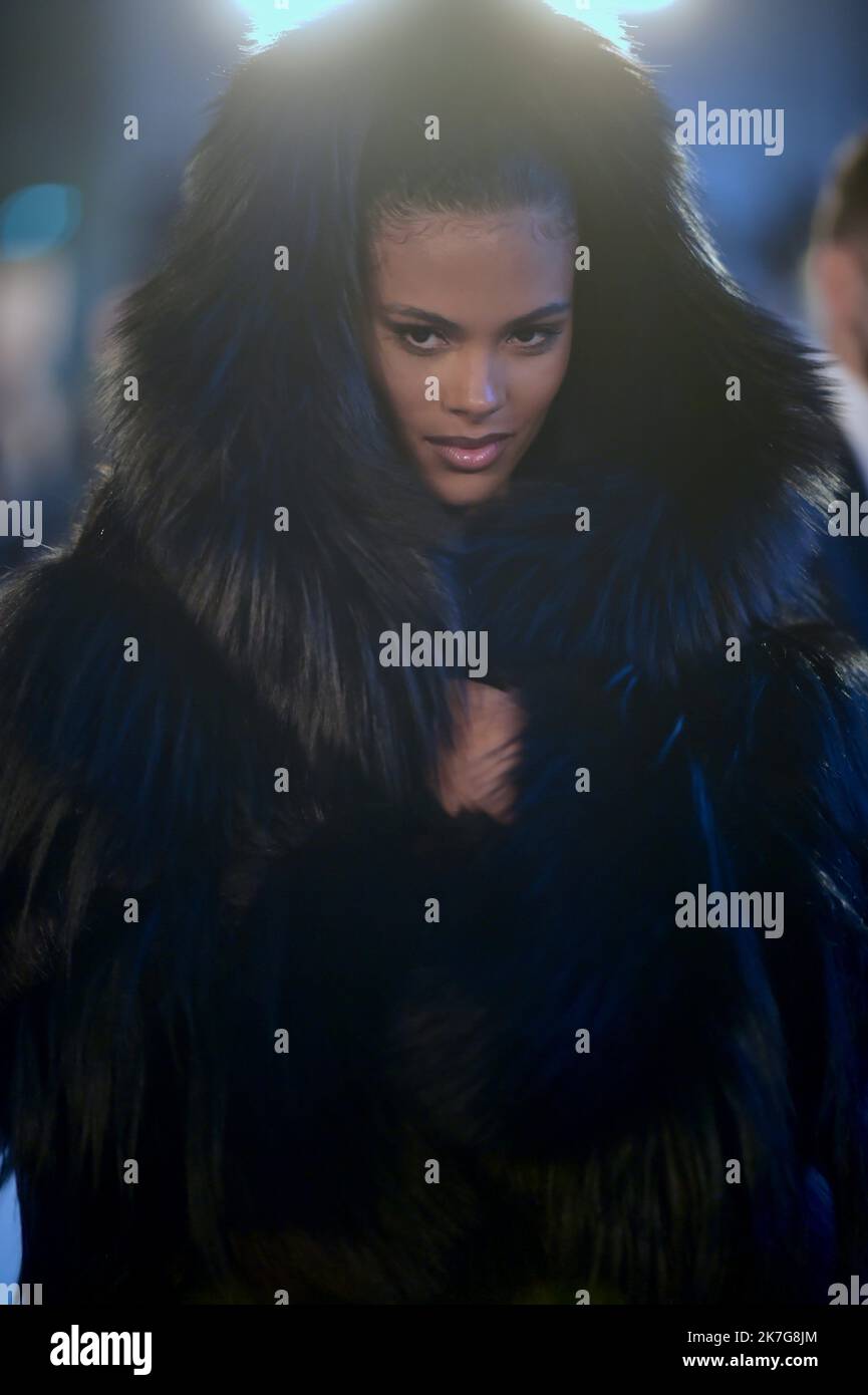 Agence Franck Castel/MAXPPP - Tina Kunakey walks the runway during the  Alexandre Vauthier Haute Couture Spring/Summer 2022 show as part of Paris  Fashion Week on January 25, 2022 in Paris, France Stock