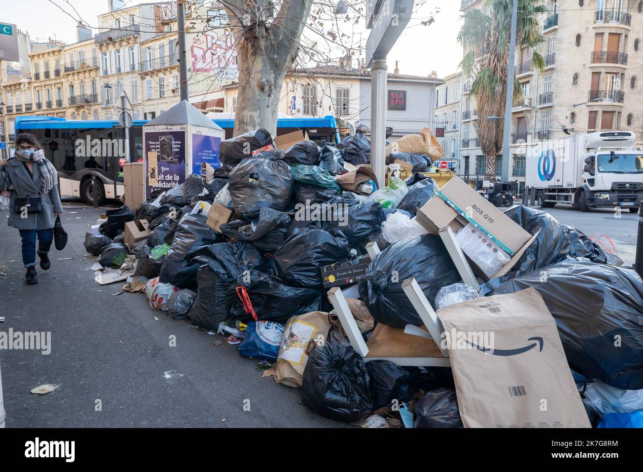 ©Gilles Bader / Le Pictorium/MAXPPP - Gilles Bader / Le Pictorium - 1/2/2022 - France / Provence-Alpes-Cote d'Azur / Marseille - La greve des eboueurs de Marseille, par jour de grand vent tous les dechets s'eparpillent dans les rues. Cette greve est a l'appel de Force Ouvriere qui denonce l'application d'un accord signe quelques mois plus tot; / 1/2/2022 - France / Provence-Alpes-Cote d'Azur / Marseille - The strike of the garbage collectors of Marseille, on a very windy day, all the waste is scattered in the streets. This strike is called by Force Ouvriere which denounces the application of a Stock Photo