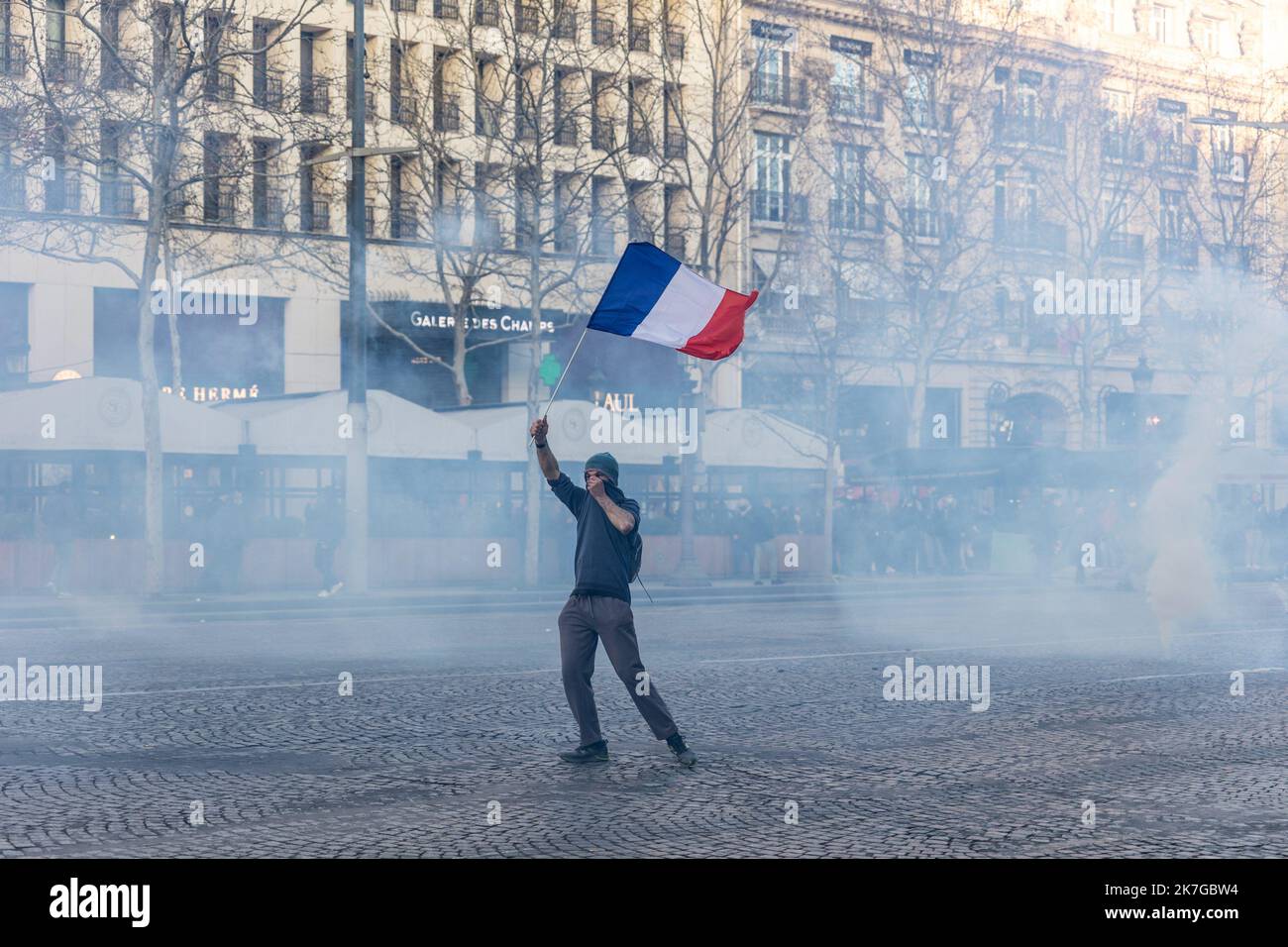 ©Sadak Souici / Le Pictorium/MAXPPP - Paris 12/02/2022 Sadak Souici / Le Pictorium - 12/2/2022 - France / Paris / Paris - Des milliers d'opposants au pass vaccinal, venus en convois de toute la France, esperaient, samedi 12 fevrier, entrer dans la capitale pour manifester, malgre l'interdiction emise par la Prefecture de police de Paris. Les forces de l'ordre ont tire des grenades lacrymogenes pour disperser les petits groupes de manifestants eparpilles sur l'avenue des champs elysees. / 12/2/2022 - France / Paris / Paris - Thousands of opponents of the vaccination pass, who came in convoys fr Stock Photo