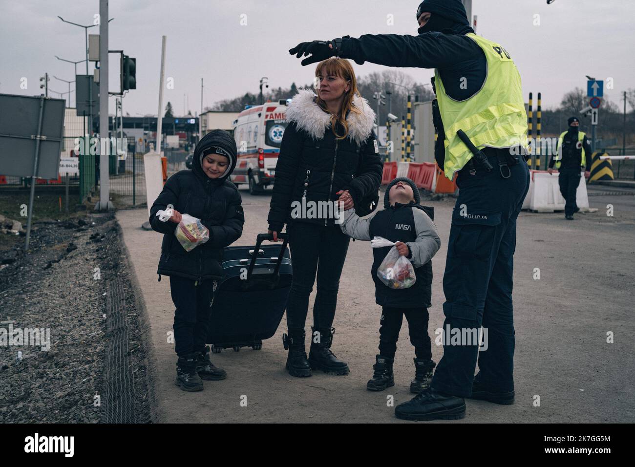©Nicolas Cleuet / Le Pictorium/MAXPPP - Medyca 27/02/2022 Nicolas Cleuet / Le Pictorium - 27/2/2022 - Pologne / Carpates / Medyca - La mobilisation generale ayant ete decrete en Ukraine, les femmes arrivent seules avec leurs enfants apres des voyages de plus de deux jours depuis Lviv. En faisant parfois les derniers kilometre a pied. Arrivee des refugies Ukrainiens a la frontiere polonaise, au poste de Medyca. Guerre en Ukraine, refugies a la frontiere Polonaise. / 27/2/2022 - Poland / Carpathians / Medyca - The general mobilization having been decreed in Ukraine, the women arrive alone with t Stock Photo