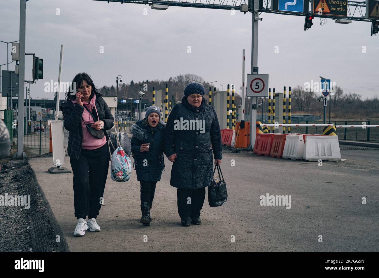 ©Nicolas Cleuet / Le Pictorium/MAXPPP - Medyca 27/02/2022 Nicolas Cleuet / Le Pictorium - 27/2/2022 - Pologne / Carpates / Medyca - La mobilisation generale ayant ete decrete en Ukraine, les femmes arrivent seules avec leurs enfants apres des voyages de plus de deux jours depuis Lviv. En faisant parfois les derniers kilometre a pied. Arrivee des refugies Ukrainiens a la frontiere polonaise, au poste de Medyca. Guerre en Ukraine, refugies a la frontiere Polonaise. / 27/2/2022 - Poland / Carpathians / Medyca - The general mobilization having been decreed in Ukraine, the women arrive alone with t Stock Photo