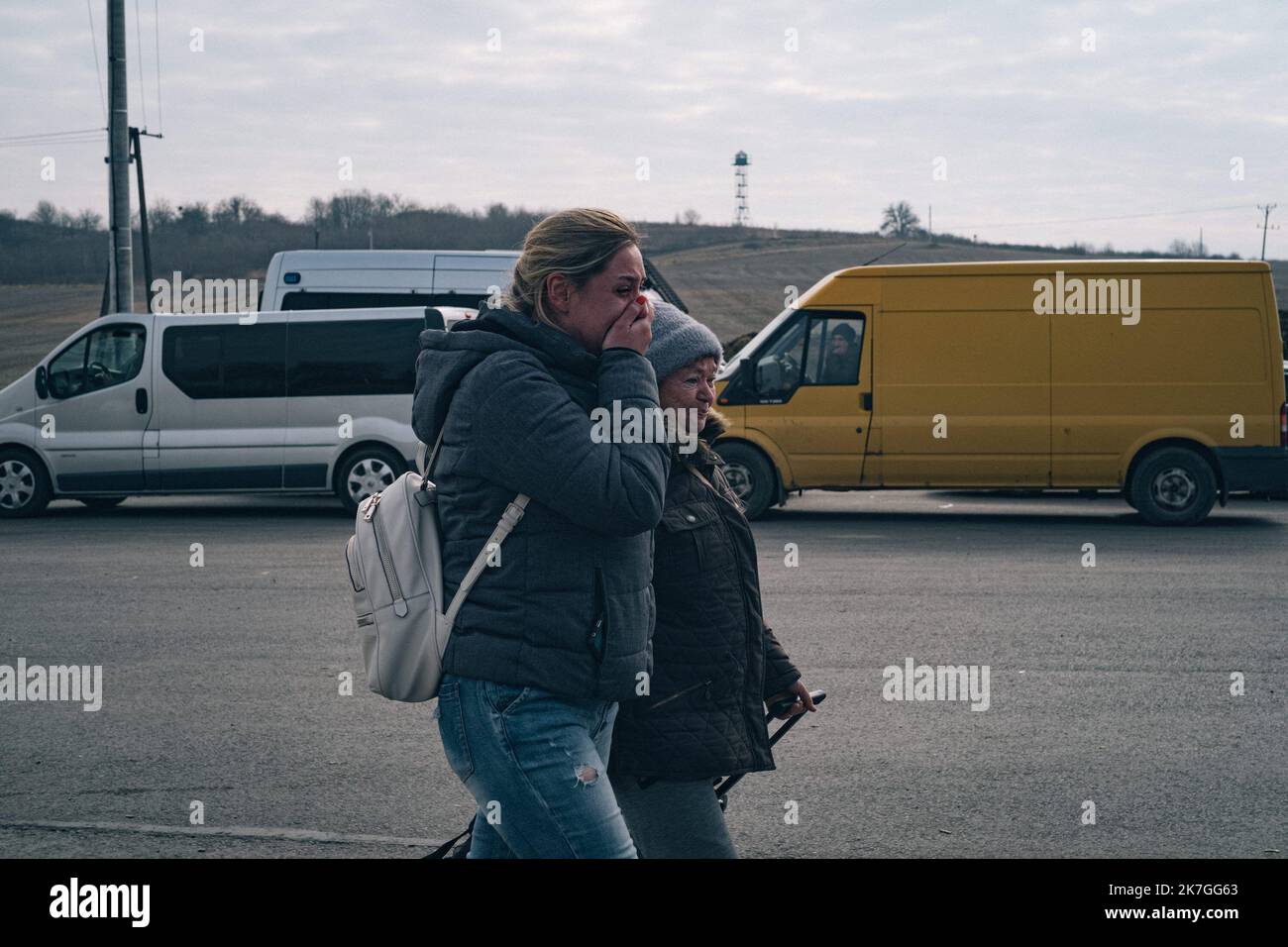 ©Nicolas Cleuet / Le Pictorium/MAXPPP - Medyca 27/02/2022 Nicolas Cleuet / Le Pictorium - 27/2/2022 - Pologne / Carpates / Medyca - La mobilisation generale ayant ete decrete en Ukraine, les femmes arrivent seules avec leurs enfants apres des voyages de plus de deux jours depuis Lviv. En faisant parfois les derniers kilometre a pied. Arrivee des refugies Ukrainiens a la frontiere polonaise, au poste de Medyca. Guerre en Ukraine, refugies a la frontiere Polonaise. / 27/2/2022 - Poland / Carpathians / Medyca - The general mobilization having been decreed in Ukraine, the women arrive alone with t Stock Photo