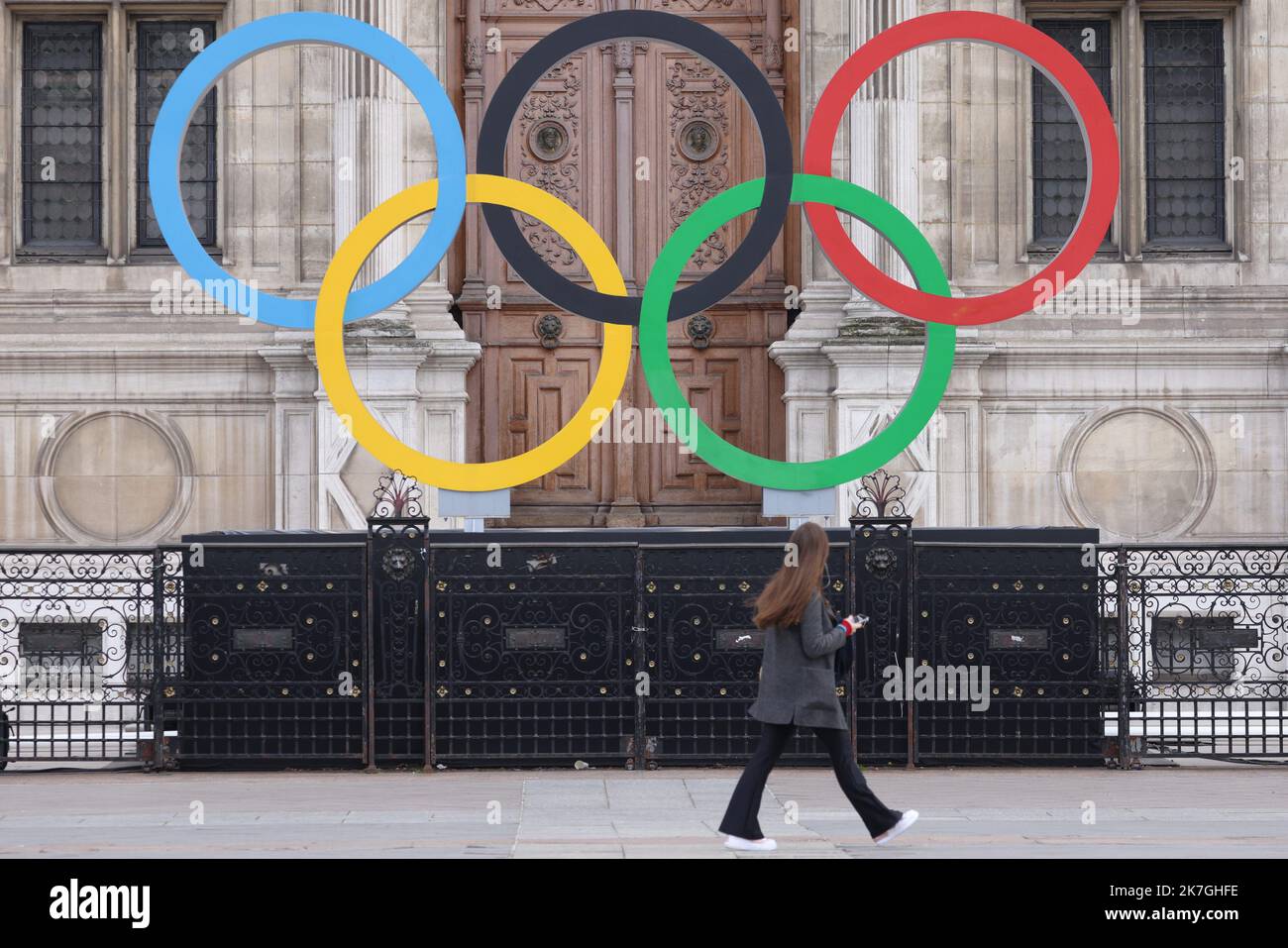 ©PHOTOPQR/LE PARISIEN/LP / Arnaud Journois ; PARIS ; 02/03/2022 ; ILLUSTRATION JEUX OLYMPIQUES PARIS 2024 , LES ANNEAUX OLYMPIQUES DEVANT LA MAIRIE DE PARIS - - 2024 Olympic games in Paris. Stock Photo