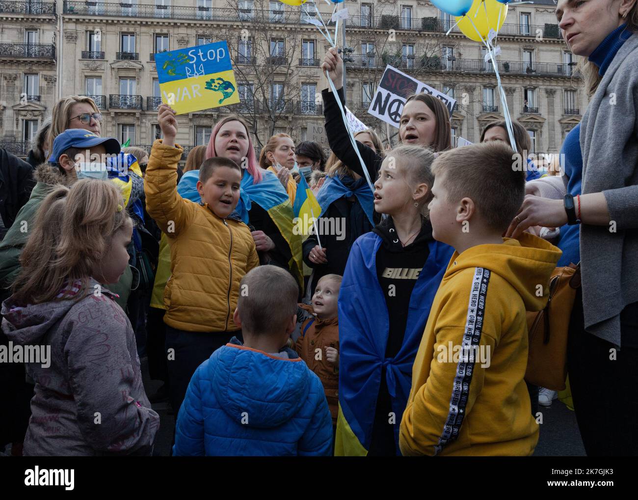 ©Sadak Souici / Le Pictorium/MAXPPP - Paris 05/03/2022 Sadak Souici / Le Pictorium - 5/3/2022 - France / Ile-de-France / Paris - Plusieurs milliers de personnes etaient rassemblees samedi apres-midi, place de la Republique, a Paris pour protester contre l'invasion de l'Ukraine par la Russie. Des rassemblements sont prevus ce week-end dans plus d'une centaine de villes de France et dans de nombreuses capitales europeennes, au dixieme jour de l'invasion russe. / 5/3/2022 - France / Ile-de-France (region) / Paris - Several thousand people were gathered Saturday afternoon, Place de la Republique,  Stock Photo